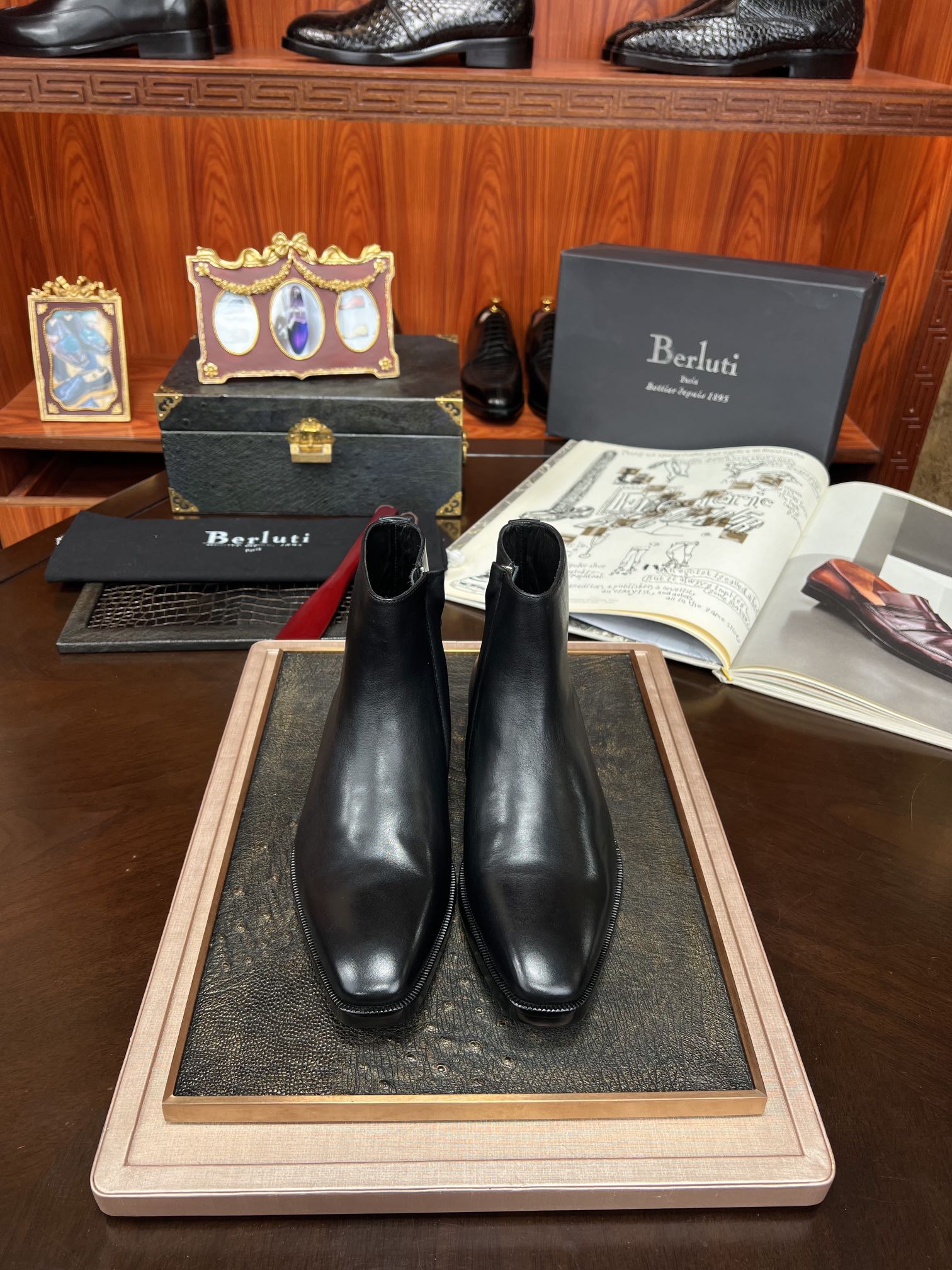 NO:278544,The latest in ruthless goods [Rose] [Rose] Purchase [Support global inspection] Original order [craftsmanship level] [Berluti] World's top royal level Full handmade series 1895 Italian top shoes Domineering and fierce goods Spot Special for aristocratic [Primary, Noble] New favorite of the counter. The OEM specially invited Italian senior board masters to rigorously create for many years of top-level and high-end experience. Original single Italian cowhide sole; satisfy the gentlemen who yearn for fashion and top-end! 38/45.,,cowhide19860909狠货最新[玫瑰][玫瑰] 批【支持全球验货】原单【匠工级别】【Berluti】世界顶级皇室级别 全手工系列 1895年意大利顶级鞋履 覇气狠货 现货 专供貴族【臻品 高貴】专柜新宠 经代工厂特请意大利高级板师多年顶级高端经验严谨打造,原单意大利牛皮大底；满足驾驭向往时尚顶尖高端的绅士们! 38/45.,,cowhide,Men's shoes