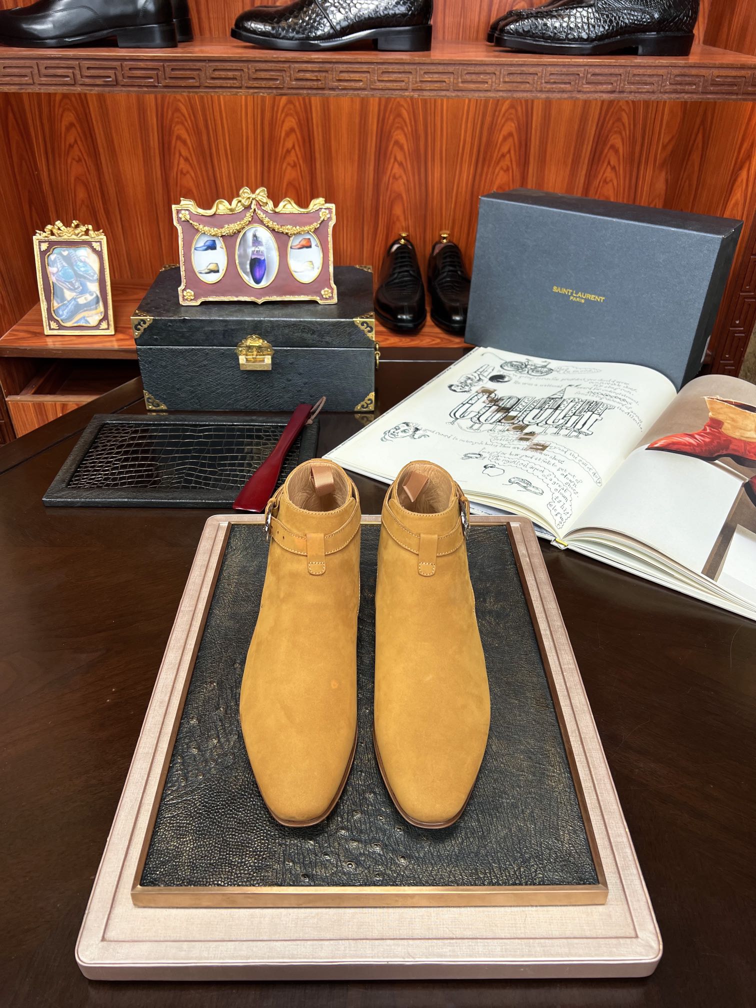 NO:278539,This year's upgraded version of the latest black suede. Handsome elements. [Support global inspection] The whole pair [Imported deer skin] [Spot] New model is available for sale [Saint Laurent] Original smuggling goods. Ensure 100% raw material YSL caters to a group of introverts in the fashion industry who need to be low-key dressed, hiding their power in simple lines and materials, conveying a detached attitude. YSL has got rid of the exaggerated and rough public taste, jumping out of the same style, and has been favored by everyone with its low-key gorgeousness. 38/44,,saint laurent,saint laurent,chamois leather19860909今年升级版 最新黑麂皮.帅元素.批【支持全球验货】整双【进口鹿皮】【现货】新款上市【圣罗兰】原单走私货 保证百分百原材料YSL透过极简的设计与剪裁,迎合时尚界中一群需要低调装扮的内敛人士,将他们的力量藏在简单的线条与材质当中,传达出一种超然的态度.YSL摆脱了浮夸与粗糙的大众口味,跳脱出来自成一格,以低调的华丽受到了众人的拥戴 38/44,,saint laurent,saint laurent,chamois leather,Men's shoes