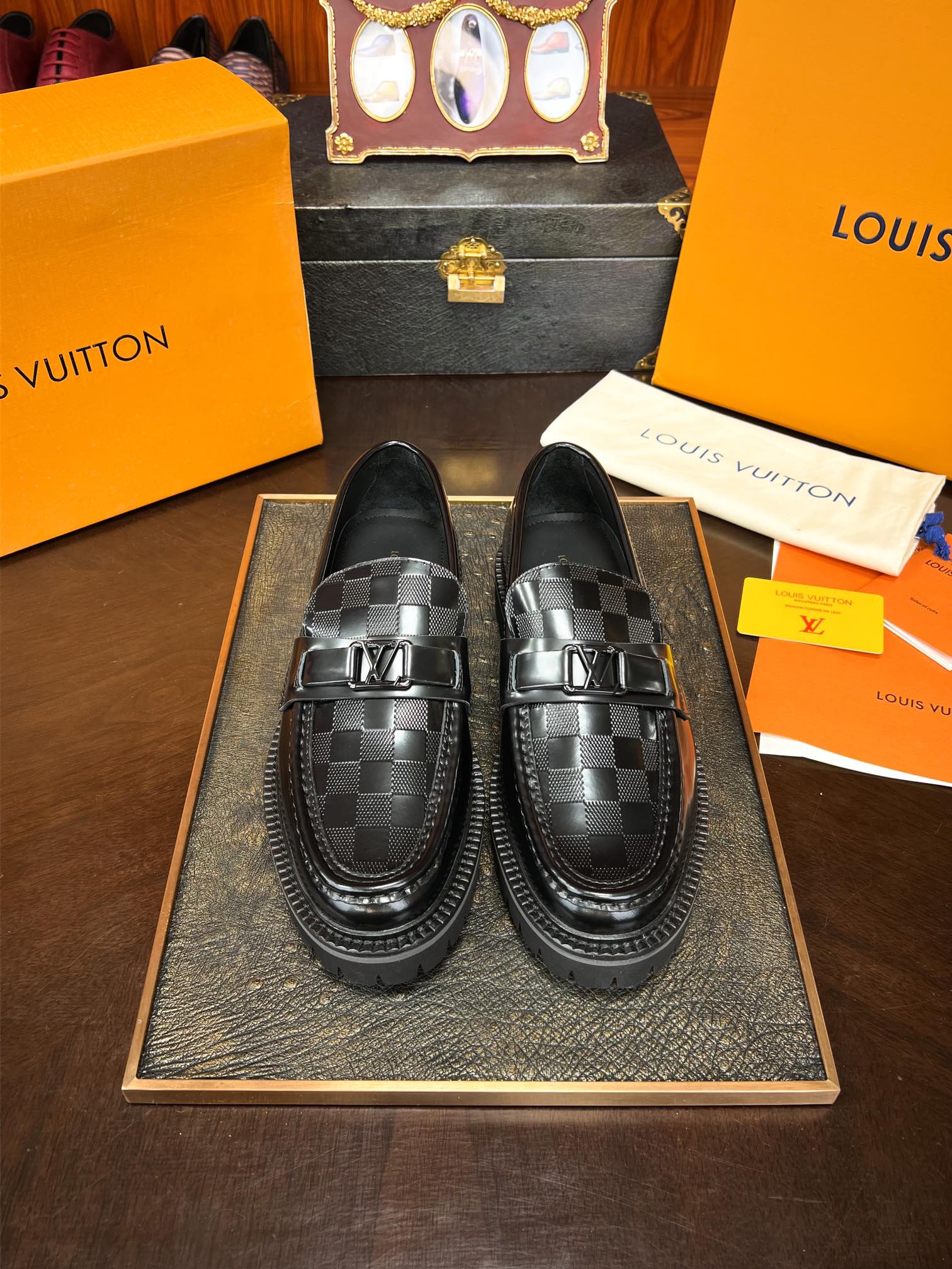 NO:275932,1V pair of goods. Original fine products [Nice Premium Product] 1V This year's counter new model [Top Master's Pure Crafts] Imported original cowhide, Italian imported genuine leather large sole, inner footbed, luxury materials, absolutely top-notch! The top-grade accessories are complete, gentleman's choice!  Original purchase and development Made original purchase and development Made this model Archlight sneakers are from cowhide leather cut into a fun configuration.,,sneakers,cowhide,Leather soles19860909批1V 对版货.原单精品【尊贵 臻品】1V 今年专柜新款【顶尖师傅精纯匠工级精品】进口原版牛皮 意大利进口真皮大底 内里垫脚用胎牛 奢侈用料 绝对上档次!顶级配件齐全 绅士至选 ！原版购入开发 做货 原版购入开发 做货 本款 Archlight 运动鞋出自 以牛皮革裁成妙趣构型.,,sneakers,cowhide,Leather soles,Men's shoes