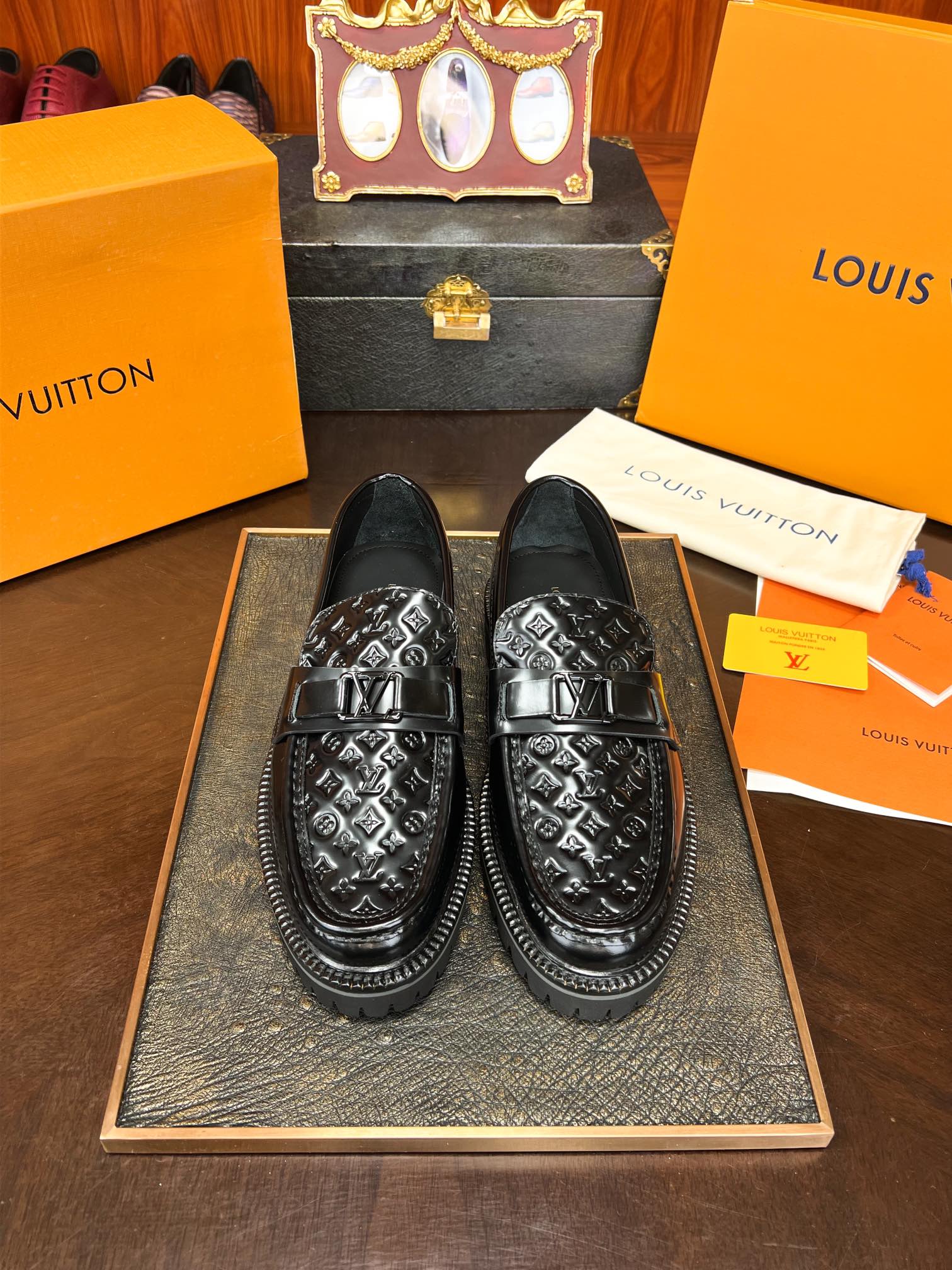 NO:275934,1V pair of goods. Original fine products [Nice Premium Product] 1V This year's counter new model [Top Master's Pure Crafts] Imported original cowhide, Italian imported genuine leather large sole, inner footbed, luxury materials, absolutely top-notch! The top-grade accessories are complete, gentleman's choice!  Original purchase and development Make goods Original purchase and development Make goods This Archlight sneakers are from cowhide leather cut into a fun configuration!  38/44, Sneakers, cowhide, Leather soles19860909批1V 对版货.原单精品【尊贵 臻品】1V 今年专柜新款【顶尖师傅精纯匠工级精品】进口原版牛皮 意大利进口真皮大底 内里垫脚用胎牛 奢侈用料 绝对上档次!顶级配件齐全 绅士至选 ！原版购入开发 做货 原版购入开发 做货 本款 Archlight 运动鞋出自 以牛皮革裁成妙趣构型！38/44,,sneakers,cowhide,Leather soles,Men's shoes