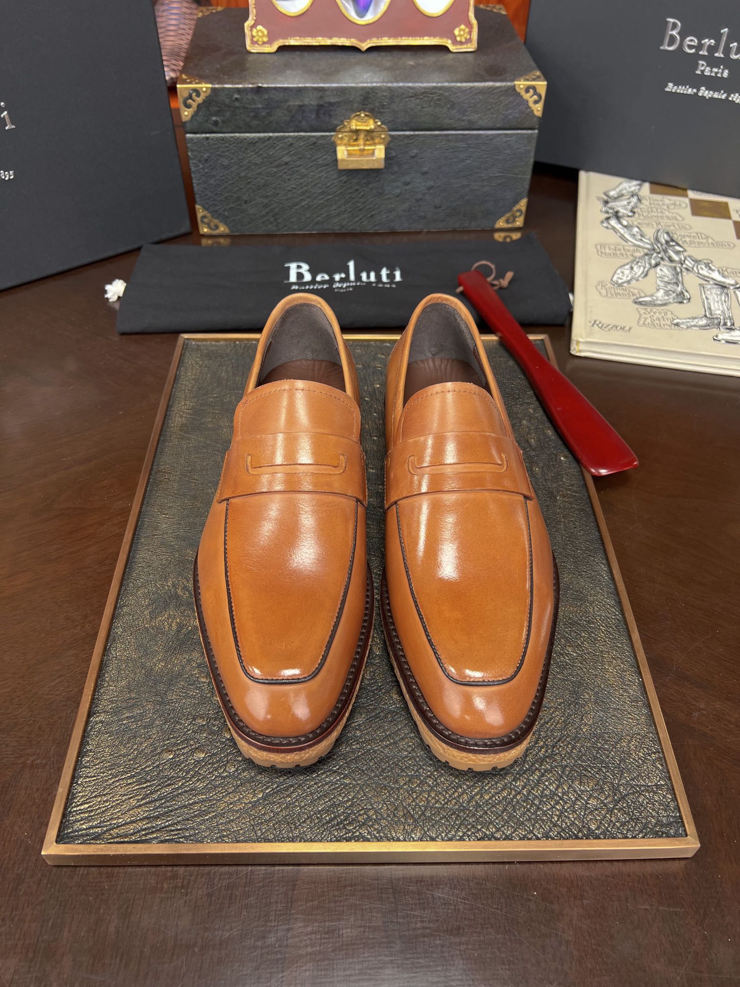 NO:277318,The most expensive shoes in the world were finally shipped. Berluti's slogan was 