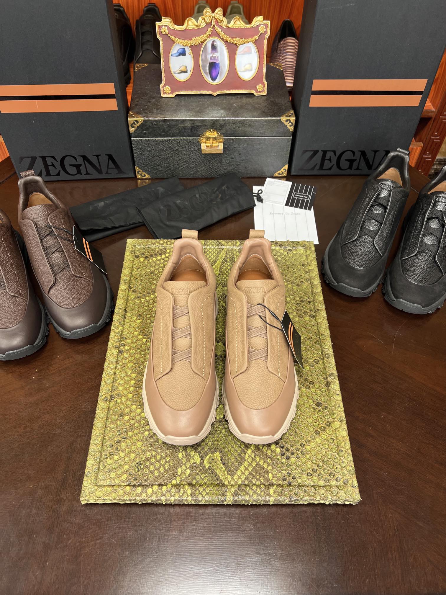 NO:275717,[Produced by Vietnam OEM Factory] Welcome to compare market goods. Zenia has always been low-key and luxurious. Simple and classic fashion design. New [Original fine product]. All-stock. Private mold and large bottom, different from market goods. Perfect and smooth stitching. Even and coherent. Fine craftsmanship. The design of the foot cover is simple and easy to wear. Soft enough to be comfortable. Standard code 38/44,,zegna.19860909【越南代工厂出品】批 欢迎对比市场货 杰尼亚一向低调奢华于一体 简而经典时尚設計 New【原单精品】全现货 私模大底,不同于市场货 完美顺畅的车缝线 均匀连贯 工艺精细 套脚的设计简单易穿 柔软程度足以舒适 标准码 38/44,,zegna,Men's shoes