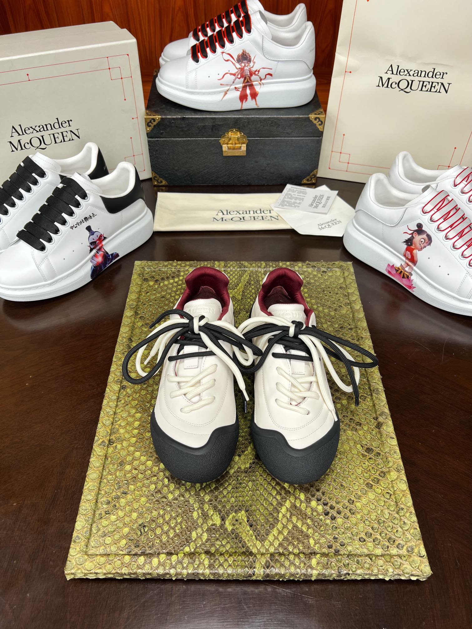 NO:275722,McQueen! New counter models are available! This year's latest counters are synchronized with [quality comparable to genuine counters...] The price is small but great value! Batch: Top men and women couples Alexander McQueen classic white shoes original factory! Super comfortable! I purchased the original multi-double version before and after, and kept following the counter style and material! ※The original tpu bottom of private model is odorless and wear-resistant, and has good elasticity, and is not easy to turn yellow! ※Each pair of shoes is strictly factory-made from packaging to shoes! ※The latest counter is full of packaging, whether you keep it yourself or give it to others, it is a quality choice! Women's model 35/40; men's model 38/45;,alexander mcqueen19860909麦昆！专柜新款出！ 今年最新专柜同步【质量可媲美专柜正品….】价小贵 但超值！ 批 顶级男女情侣款 Alexander McQueen麦昆经典小白鞋原厂！超舒适！ 前后购入多双原版,一直跟进专柜版型和材质！ ※私模原版tpu大底,无味耐磨弹性好,不易发黄！ ※每一对鞋子从包装到鞋子严格按照标准出廠！ ※最新专柜全套包装,无论自留还是送人都是品质之选！ 女款35/40；男38/45；,,alexander mcqueen,Men's shoes