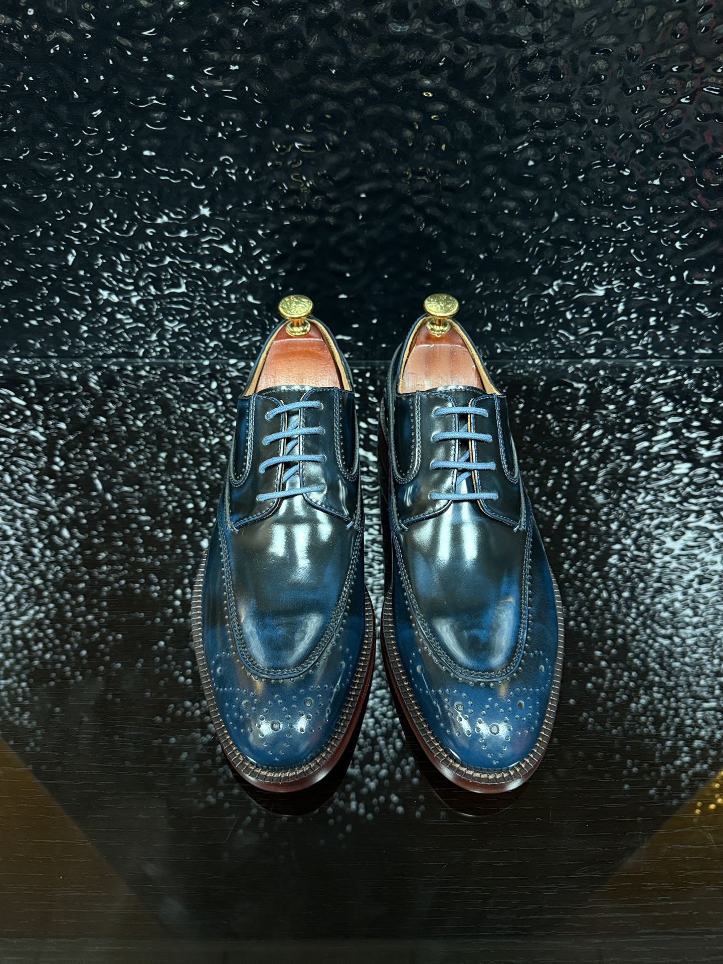 NO:349818,1V classic immortal heavy shipment [Mysterious and noble wine red] imported Italian cowhide patent leather, genuine original single top high-end goods, top OEM factory strict process, adopt real cowhide large sole, original single material (original cowhide sole) truly top high-end goods, expensive, unparalleled quality, gentleman high-end style belongs, 38/45; counter invoice, mahogany shoehorn, (support original single inspection), cowhide198609091V经典不朽 重磅出货【神秘高贵酒红】进口意大利牛皮漆皮,真正原单顶级高端货,顶级代加工厂严格工序,釆用真正牛皮大底,原单材料（原厂牛皮底）真正顶级高档货,价位昂贵,质量无与伦比,绅士高档风所属,38/45；专柜发票,红木鞋拔,（支持原单验货）,,cowhide,Men's shoes