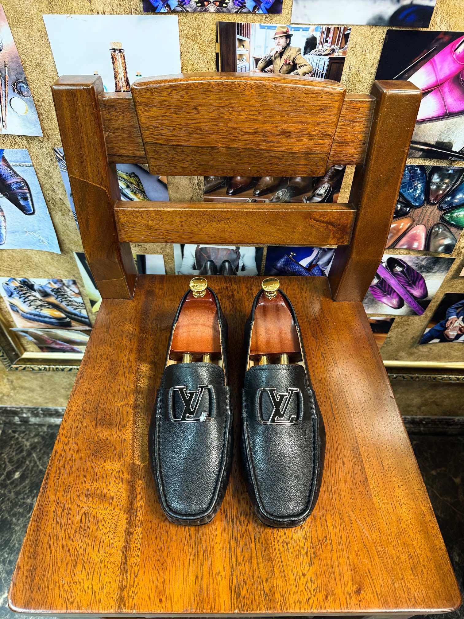 NO:349909,1V donkey brand, counter new Pangpi, genuine leather sole, can be stepped on with one foot and pedal, lazy quality, this year's latest [original premium], all spot, L brand latest top-quality Italian leather sole, fierce goods are coming [Rose][Rose] Imported hardware is different from market goods, fully imported German oxen inside, perfect smooth stitching, uniform and coherent, fine craftsmanship The design of the foot is simple and easy to wear, soft enough to be comfortable, Standard code 38/45;,,louis vuitton,Leather soles198609091V驴牌 专柜新庞批 真皮大底可踩脚一脚蹬懒人精品 今年最新【原单精品】全现货 L牌最新款顶级精品意大利真皮大底,狠货来袭 [玫瑰][玫瑰] 进口五金不同于市场货 内里用全进口徳国胎牛 完美顺畅的车缝线 均匀连贯 工艺精细 套脚的设计简单易穿 柔软程度足以舒适 标准码 38/45；,,louis vuitton,Leather soles,Men's shoes