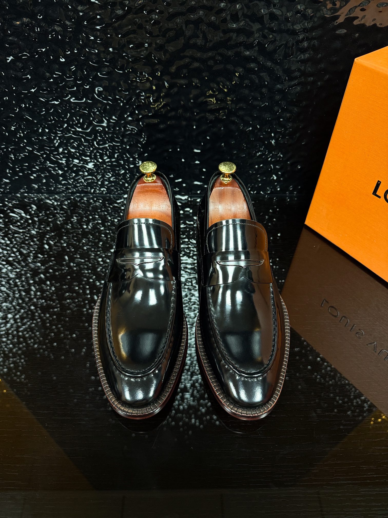 NO:350299,Powerful merchants, 1V donkey brand, Russia enters a hot product, pure handmade, German imported polished patent leather, Italian imported cowhide, genuine leather bottom, perfect last, quality you know. 38/45;,,louis vuitton,cowhide,Leather soles19860909实力商家 批 1V 驴牌 俄罗斯进专卖爆款 纯手工德国进口擦色漆皮 意大利进口牛皮真皮大底 完美楦型 质量你懂的. 38/45；,,louis vuitton,cowhide,Leather soles,Men's shoes