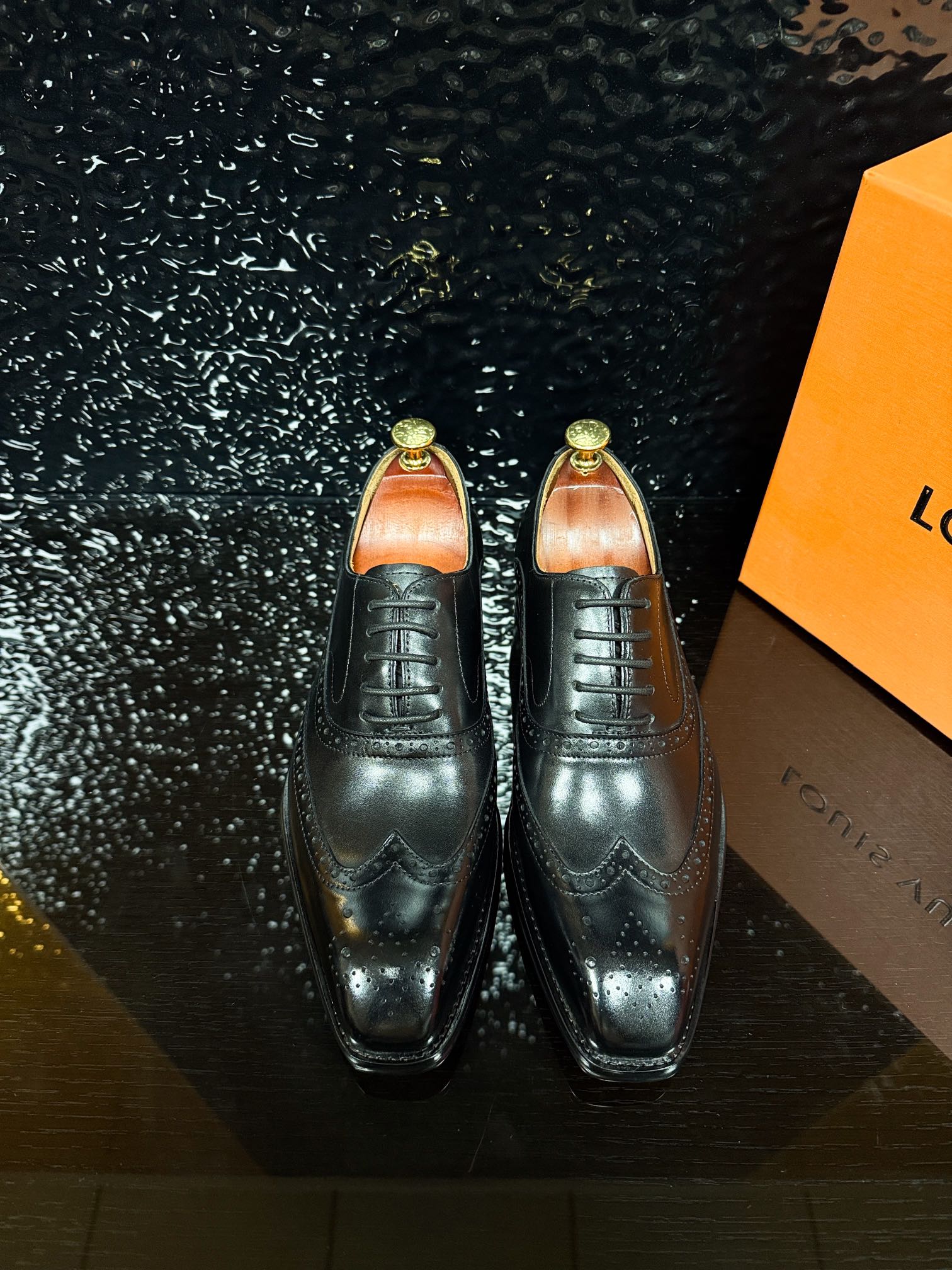 NO:350261,Latest [guaranteed Italian cowhide] 1V batch, palace-level luxury recommended design style is simple, high-cost materials, imported original leather details are particular, French and British fashion pursuit, imported Italian real cowhide, small inner body cattle, soft leather suitable for any foot type, enjoy the magnificence of the Champs-Elysées, with special mahogany 38/45,,cowhide19860909最新【保证意大利牛皮】1V 批 殿堂级奢侈推荐设计风格讲究简洁 高成本用料,进口原版皮细节讲究,法国英伦时尚追求 进口意大利真牛皮大底 内里小胎牛 皮质舒软 适合任何脚型 享受香榭丽舍大道的富丽堂皇 配专用红木拔 38/45,,cowhide,Men's shoes