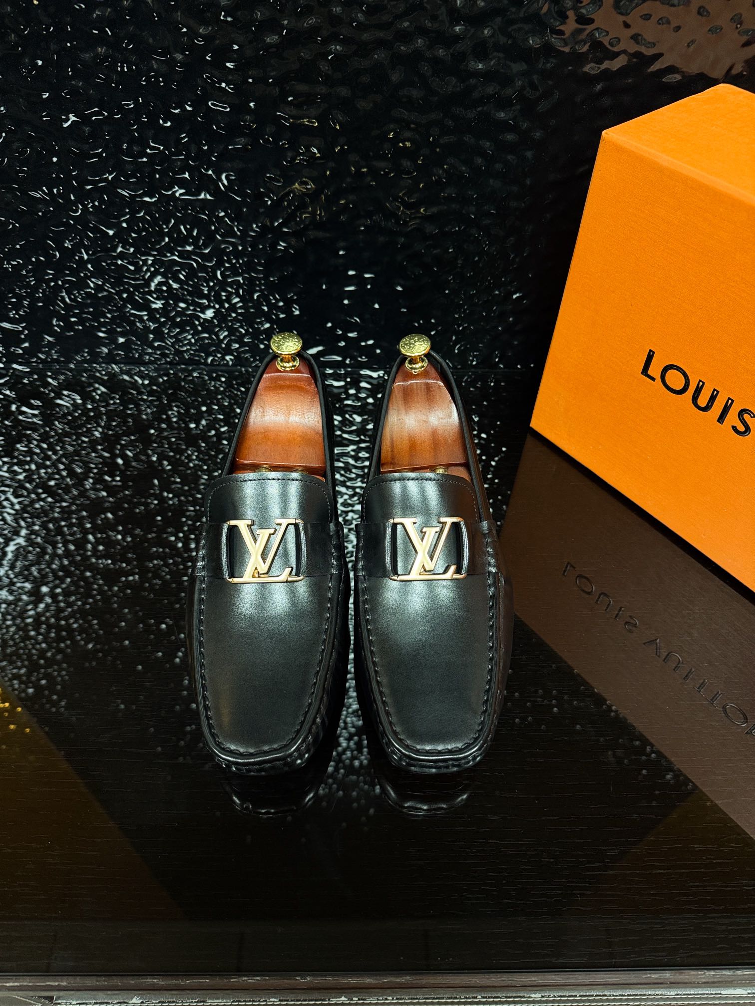 NO:897901,The latest batch of this year's [original high-quality products] are all in stock. The latest top-quality Italian genuine leather outsole is coming. [Rose][Rose] The imported hardware is different from the market products. The interior is made of imported German fetal cow. Perfect and smooth stitching. Even and coherent. Fine workmanship. The design of the foot set is simple and easy to wear. Soft enough to be comfortable. Standard size 38/45;,,Leather soles19860909批今年最新【原单精品】全现货 最新款顶级精品意大利真皮大底,狠货来袭 [玫瑰][玫瑰] 进口五金不同于市场货 内里用全进口徳国胎牛 完美顺畅的车缝线 均匀连贯 工艺精细 套脚的设计简单易穿 柔软程度足以舒适 标准码 38/45；,,Leather soles,Men's shoes