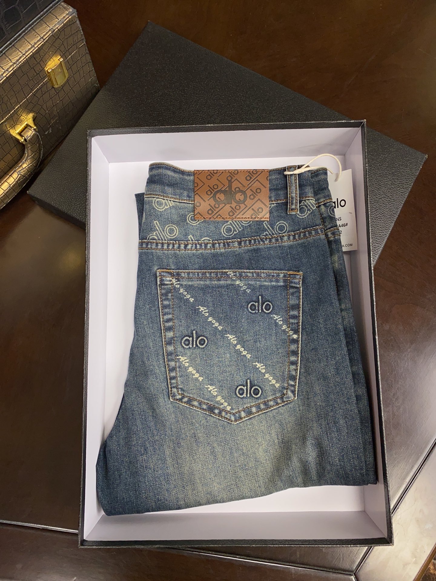 alo 时尚与潮流共鸣 今年专柜新款春夏牛仔裤大货已出！正品代购级别 👍👍👍新款专柜在售！正品对版开发！
