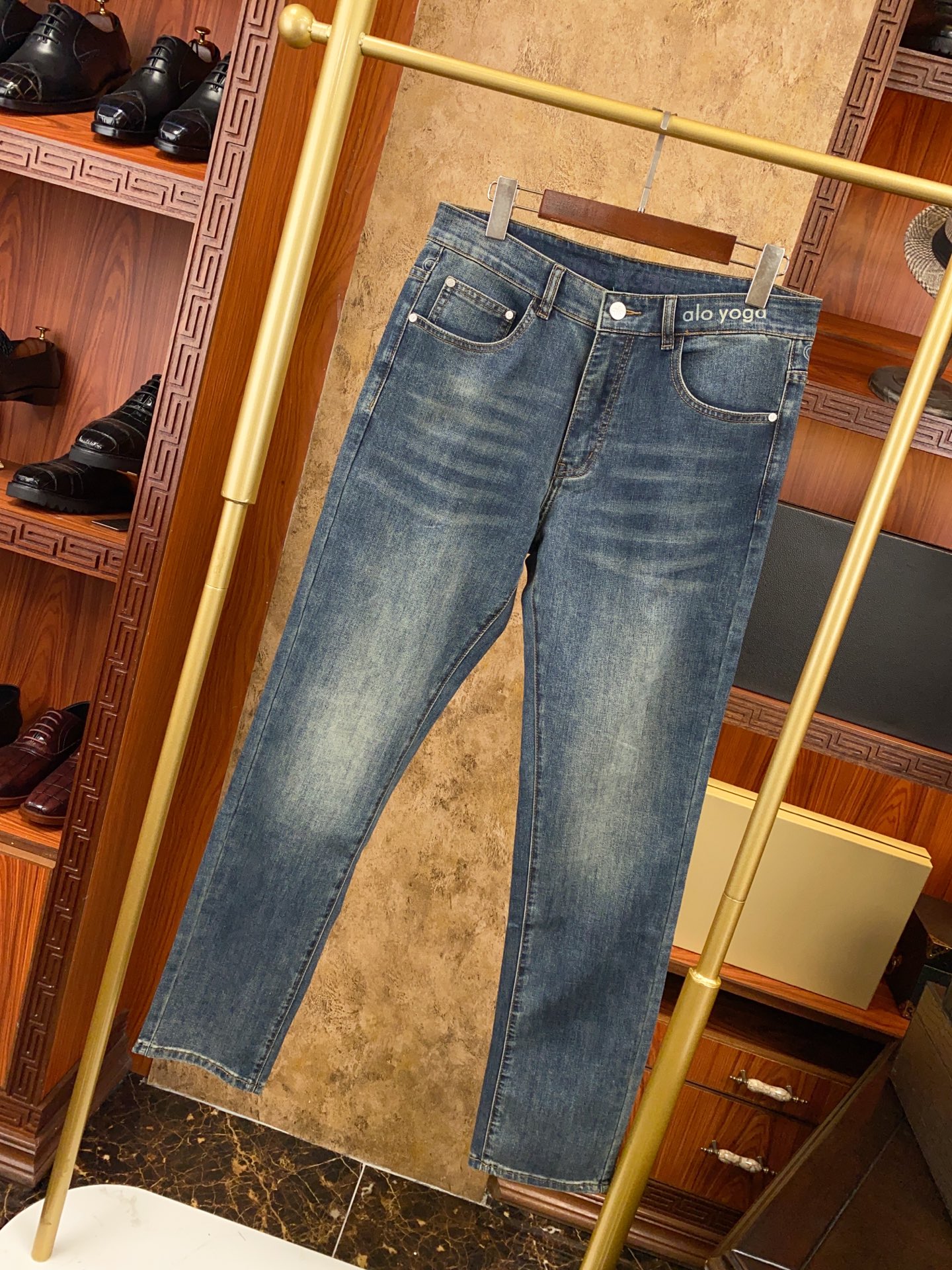 alo 时尚与潮流共鸣 今年专柜新款春夏牛仔裤大货已出！正品代购级别 👍👍👍新款专柜在售！正品对版开发！