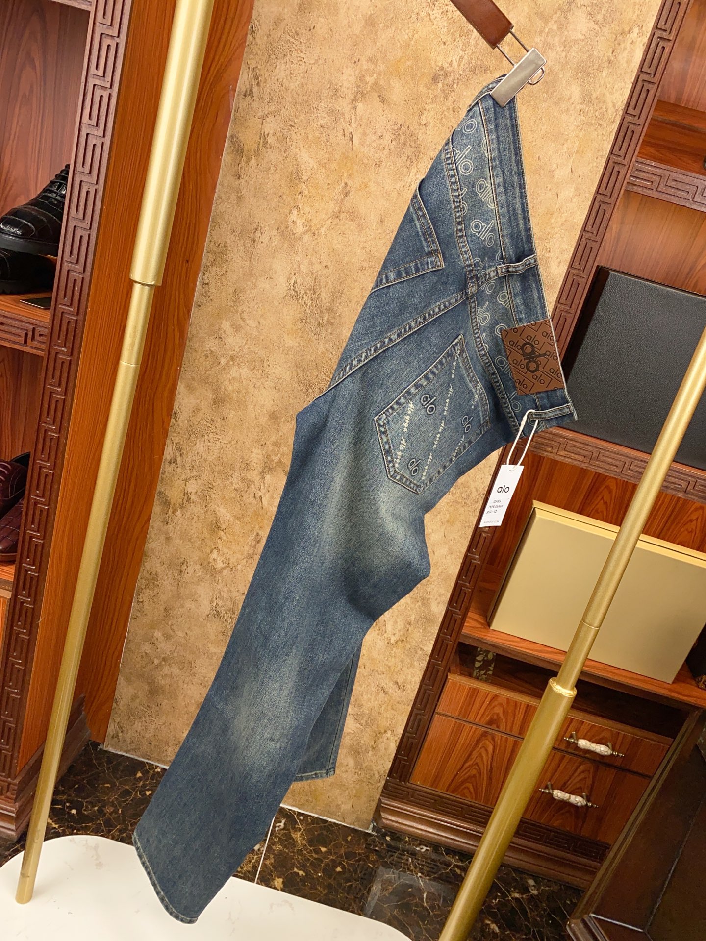 alo 时尚与潮流共鸣 今年专柜新款春夏牛仔裤大货已出！正品代购级别 👍👍👍新款专柜在售！正品对版开发！