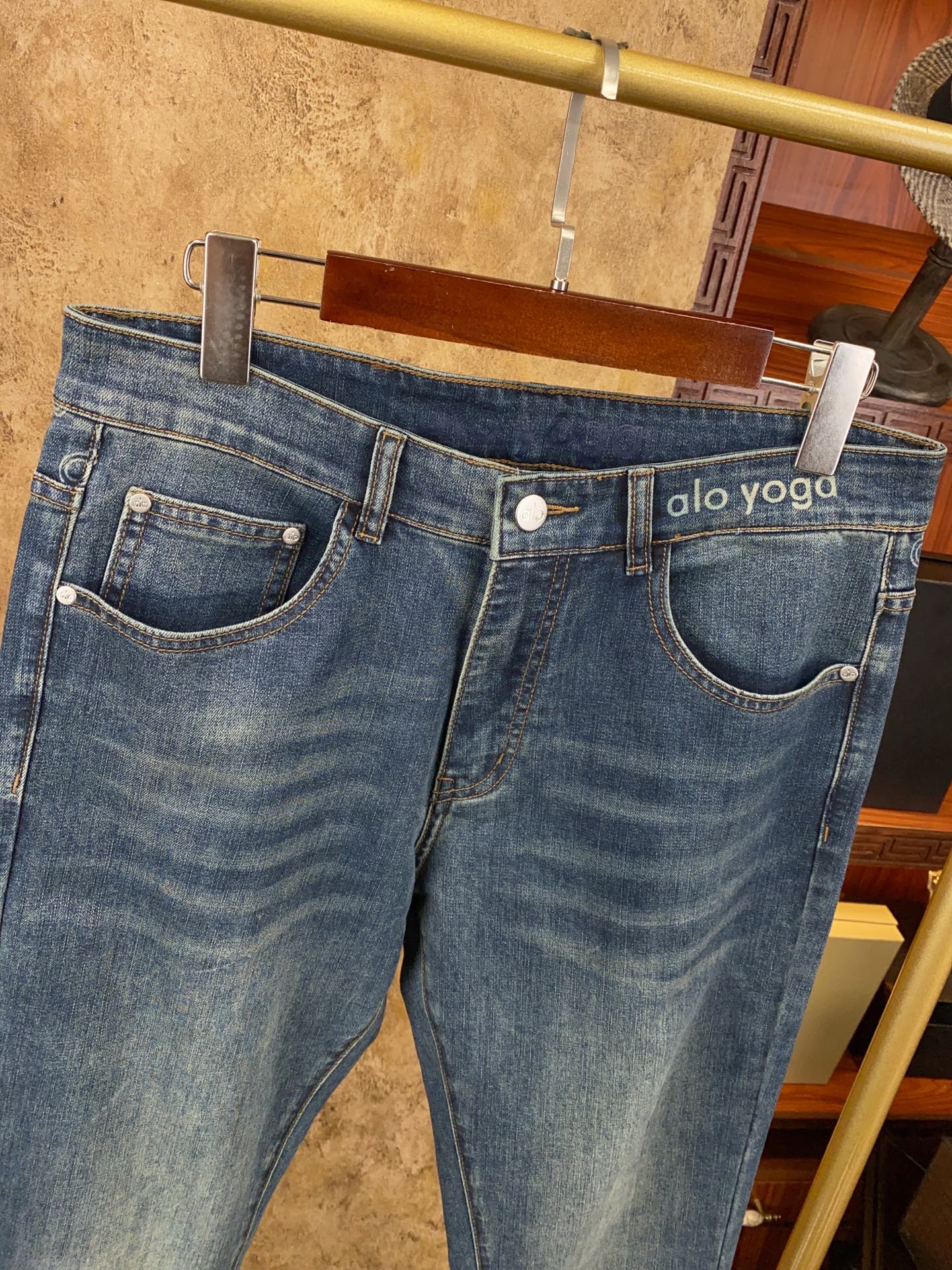 alo 时尚与潮流共鸣 今年专柜新款春夏牛仔裤大货已出！正品代购级别 👍👍👍新款专柜在售！正品对版开发！