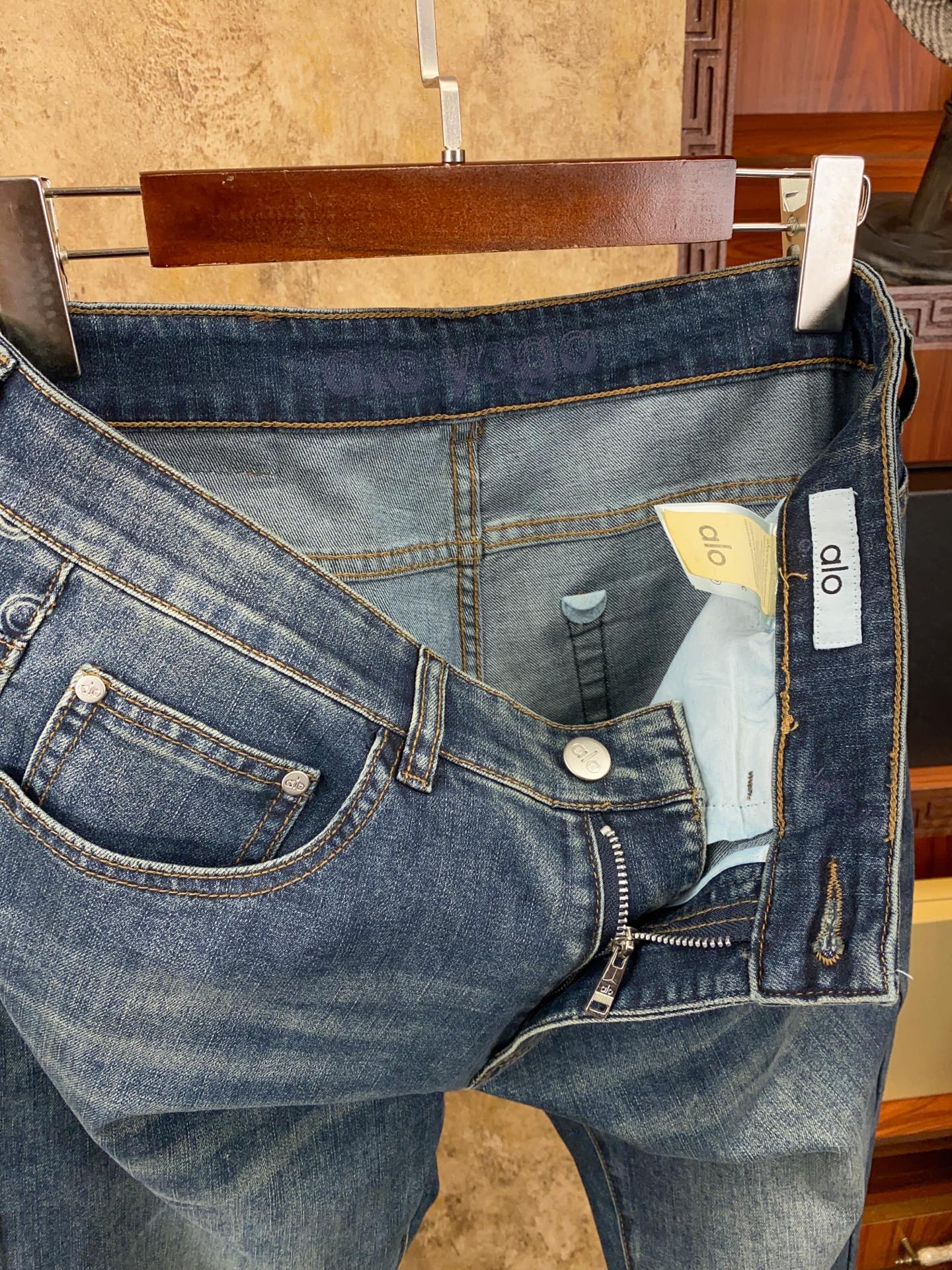 alo 时尚与潮流共鸣 今年专柜新款春夏牛仔裤大货已出！正品代购级别 👍👍👍新款专柜在售！正品对版开发！