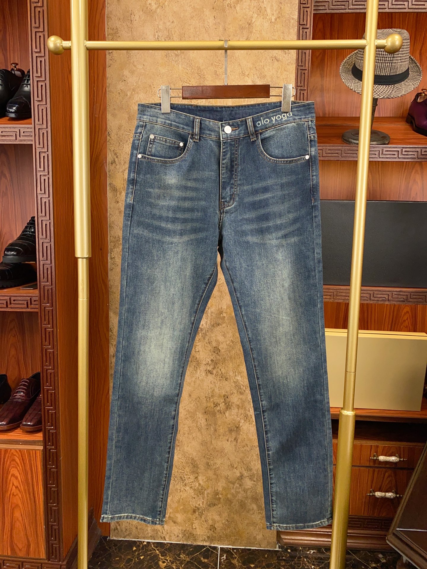alo 时尚与潮流共鸣 今年专柜新款春夏牛仔裤大货已出！正品代购级别 👍👍👍新款专柜在售！正品对版开发！