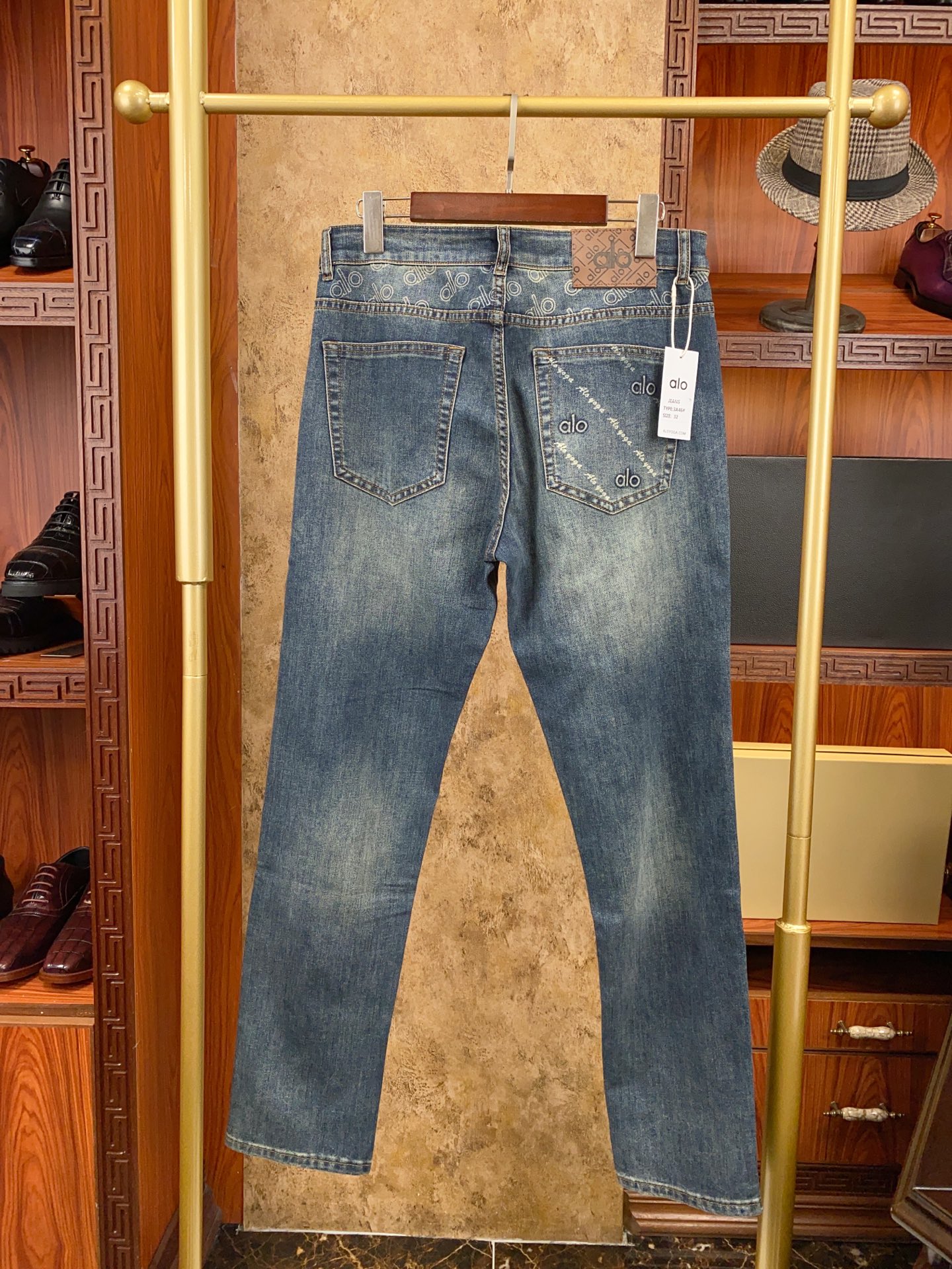 alo 时尚与潮流共鸣 今年专柜新款春夏牛仔裤大货已出！正品代购级别 👍👍👍新款专柜在售！正品对版开发！