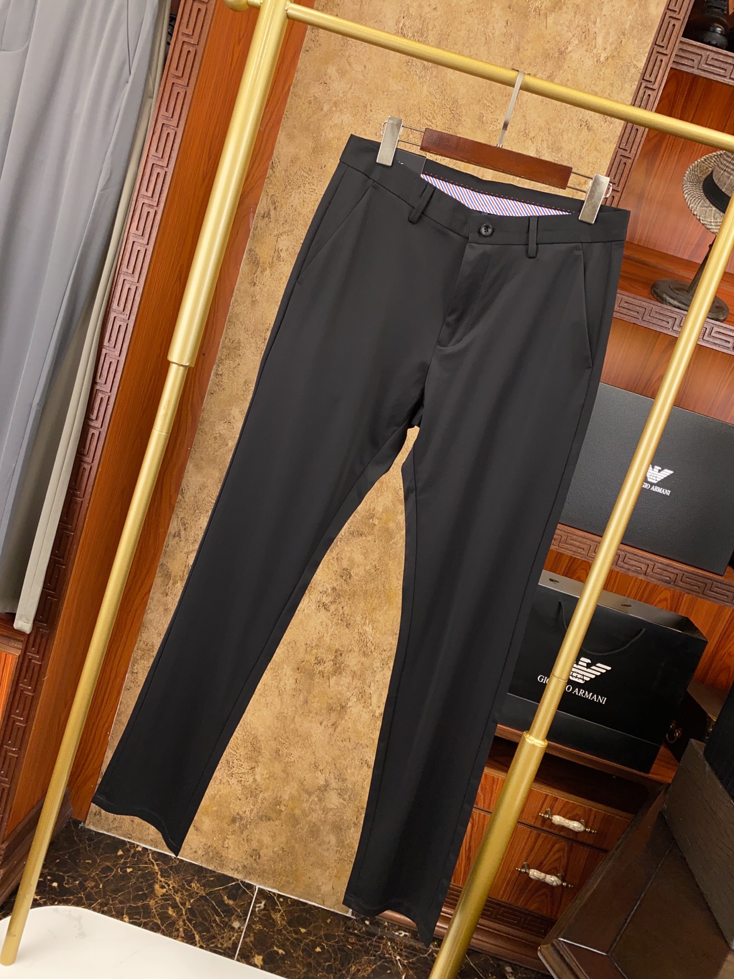 绝对好货 ！绝对好货阿玛尼 今年春夏新款薄款 休闲西裤🔥🔥 【只做专柜对版货 市场版本千千万 要高端请认