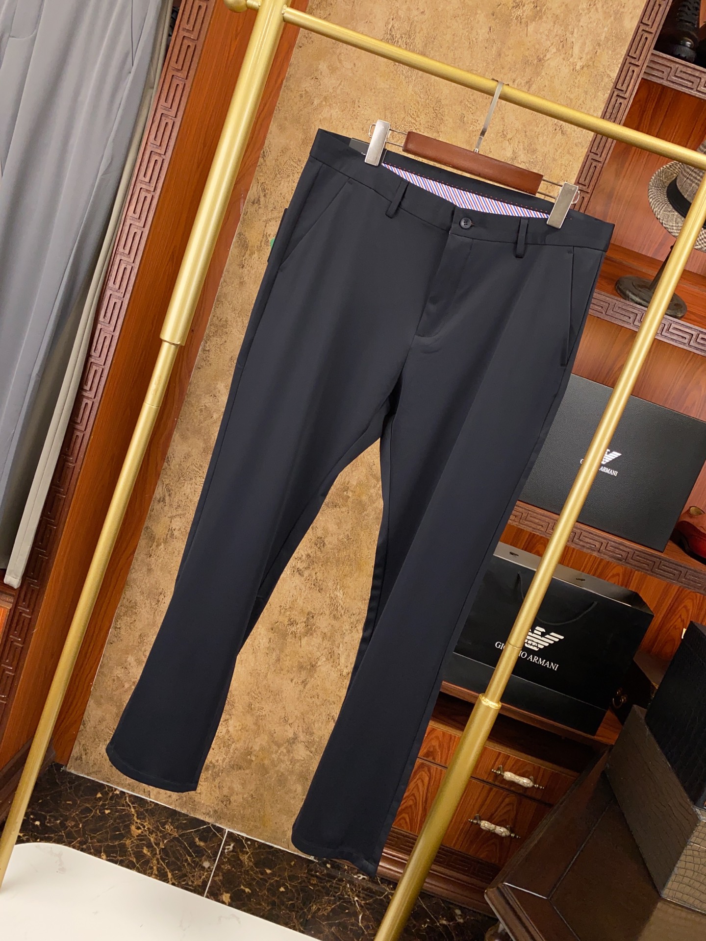 绝对好货 ！绝对好货阿玛尼 今年春夏新款薄款 休闲西裤🔥🔥 【只做专柜对版货 市场版本千千万 要高端请认