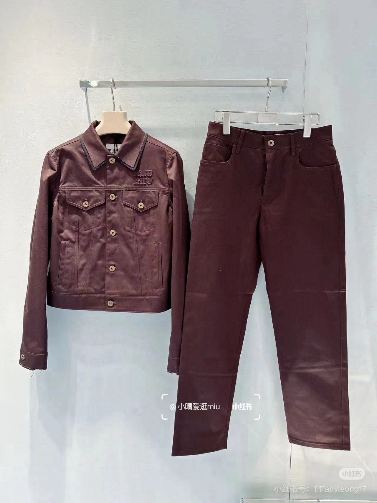 特价🉐️ ❗️现货齐码❗️不退不换❗️爆单安哥拉红～～Miu ————早秋最新走秀同款套装♥️翻领牛仔夹