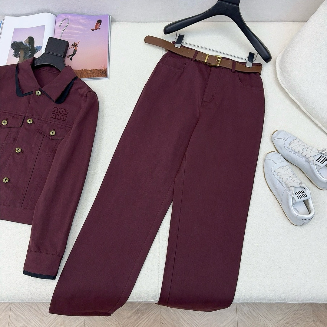 特价🉐️ ❗️现货齐码❗️不退不换❗️爆单安哥拉红～～Miu ————早秋最新走秀同款套装♥️翻领牛仔夹