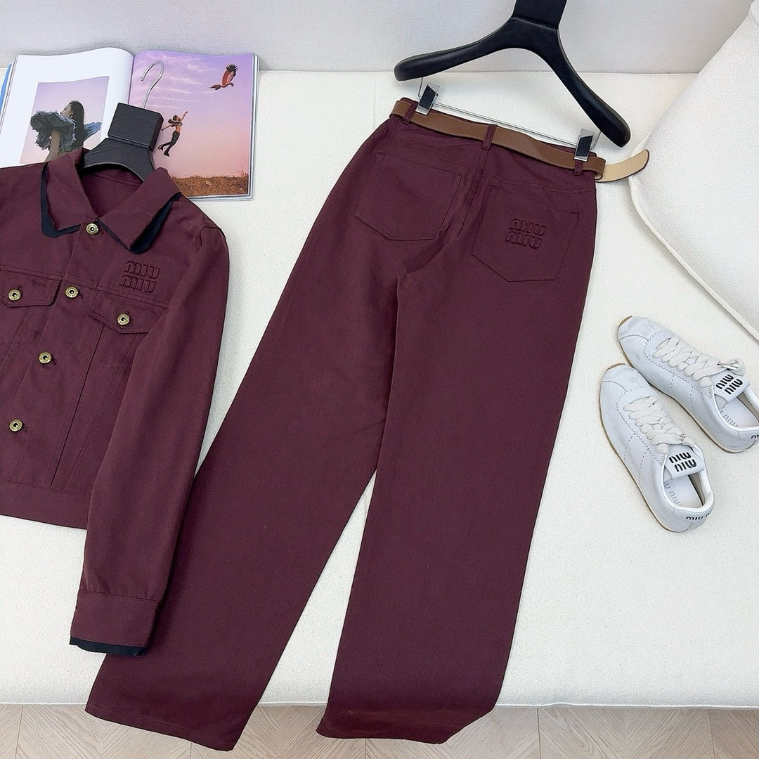 特价🉐️ ❗️现货齐码❗️不退不换❗️爆单安哥拉红～～Miu ————早秋最新走秀同款套装♥️翻领牛仔夹