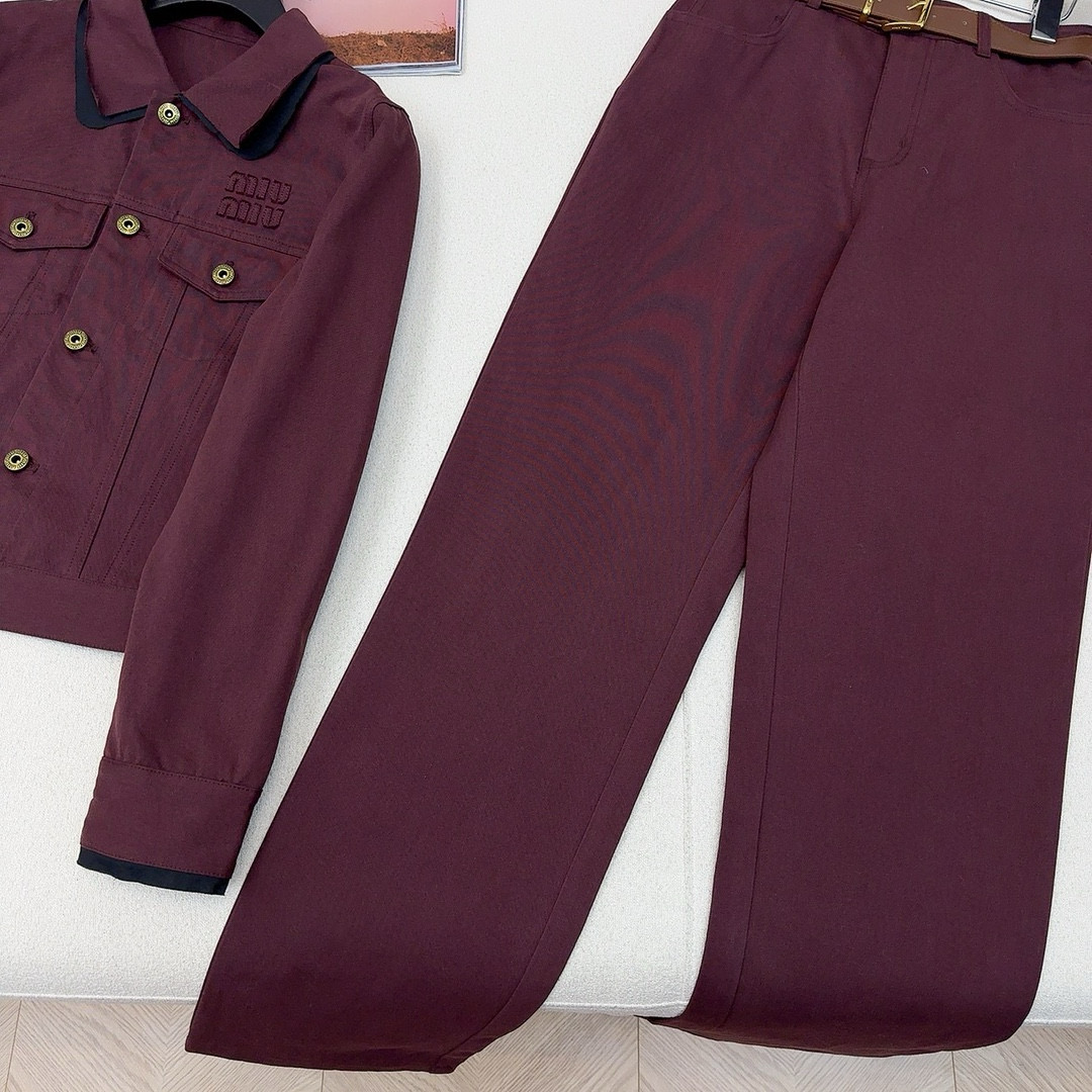 特价🉐️ ❗️现货齐码❗️不退不换❗️爆单安哥拉红～～Miu ————早秋最新走秀同款套装♥️翻领牛仔夹