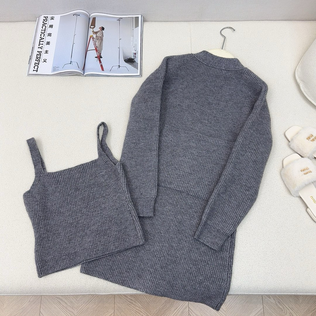 特价🉐️❗️现货齐码❗️不退不换❗️韩风气质 AW 🌾————秋冬最新款针织两件套🩶小短款外套+收腰长款