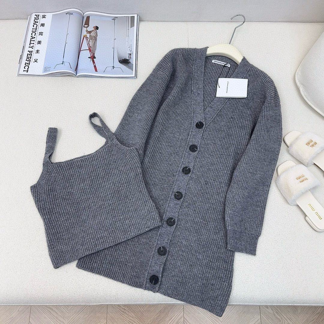 特价🉐️❗️现货齐码❗️不退不换❗️韩风气质 AW 🌾————秋冬最新款针织两件套🩶小短款外套+收腰长款