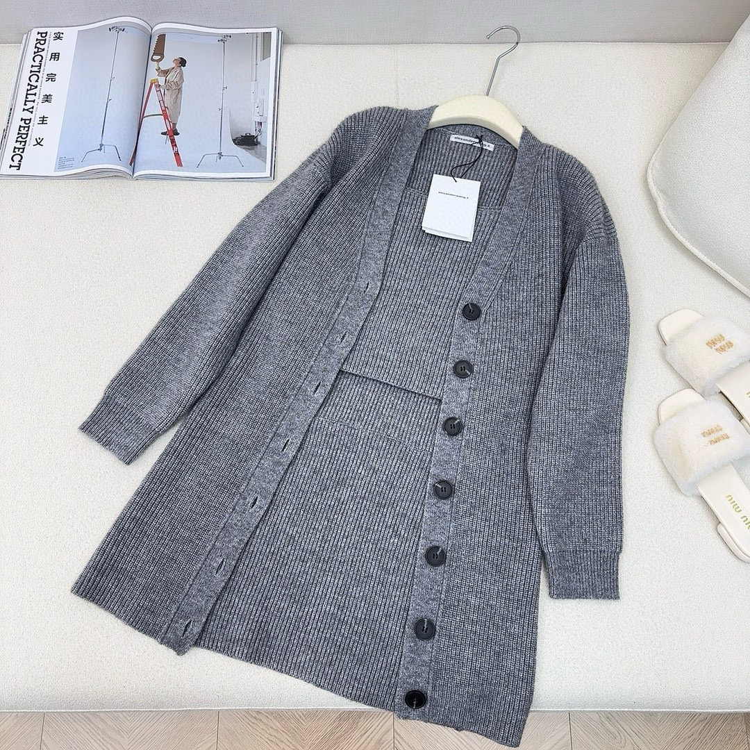 特价🉐️❗️现货齐码❗️不退不换❗️韩风气质 AW 🌾————秋冬最新款针织两件套🩶小短款外套+收腰长款