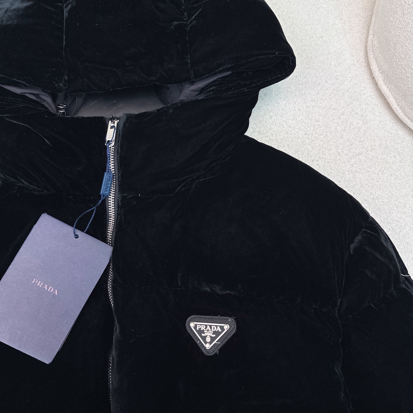 特价🉐️❗️现货齐码❗️不退不换❗️高端原单品质 PD 25ss ———秋冬新品狐狸毛领连帽丝绒羽绒服外