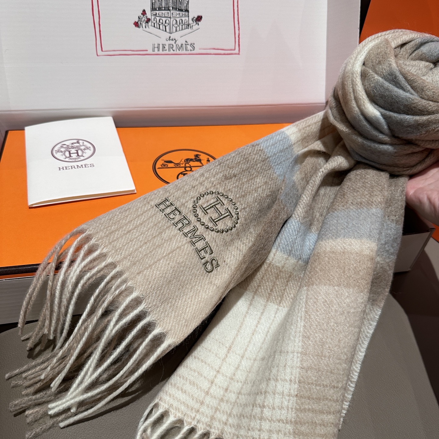 
上新！2025年Hermes · 爱马仕，大H难得一见的温柔配色，低调又不失优雅❗️】一条围巾两种风格