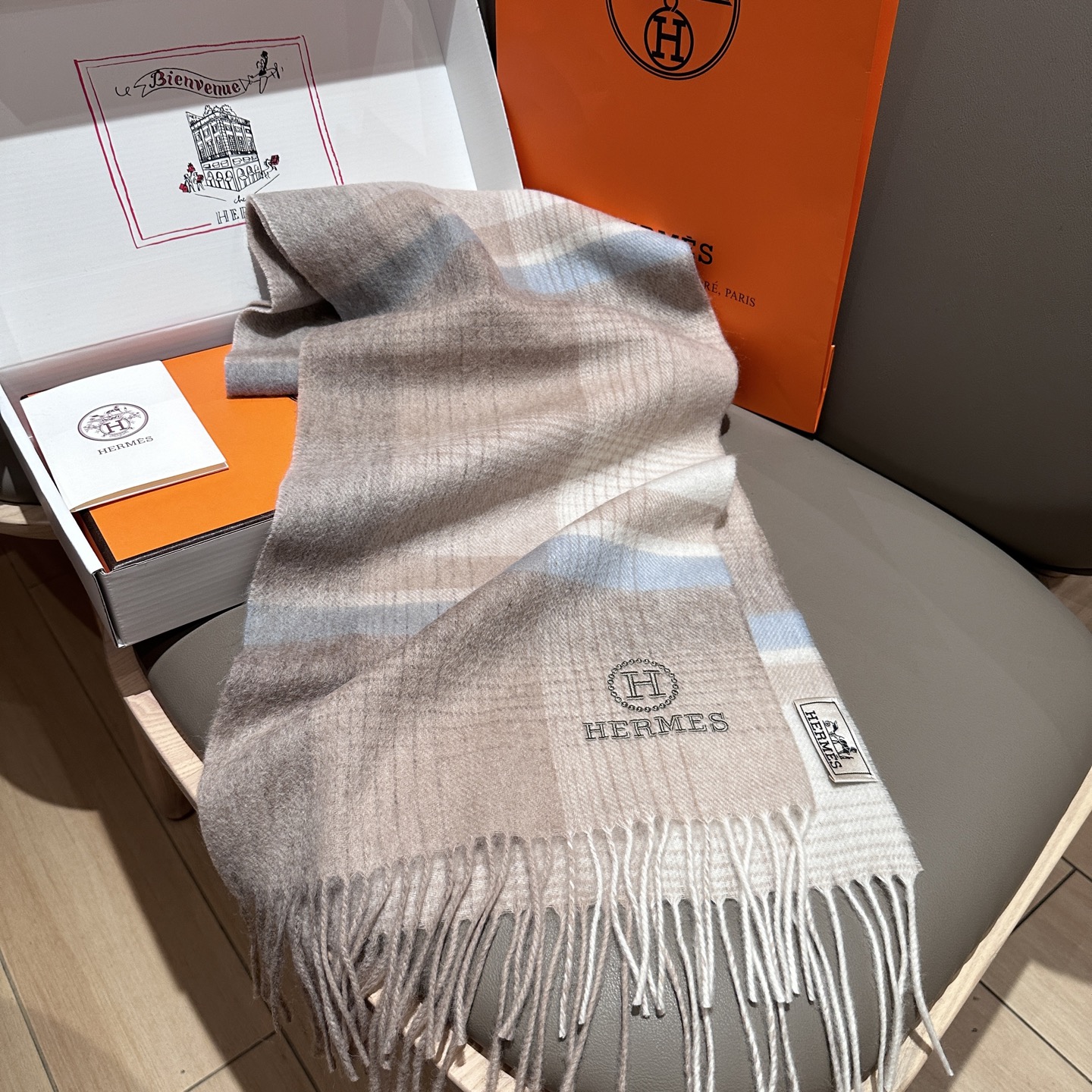 
上新！2025年Hermes · 爱马仕，大H难得一见的温柔配色，低调又不失优雅❗️】一条围巾两种风格