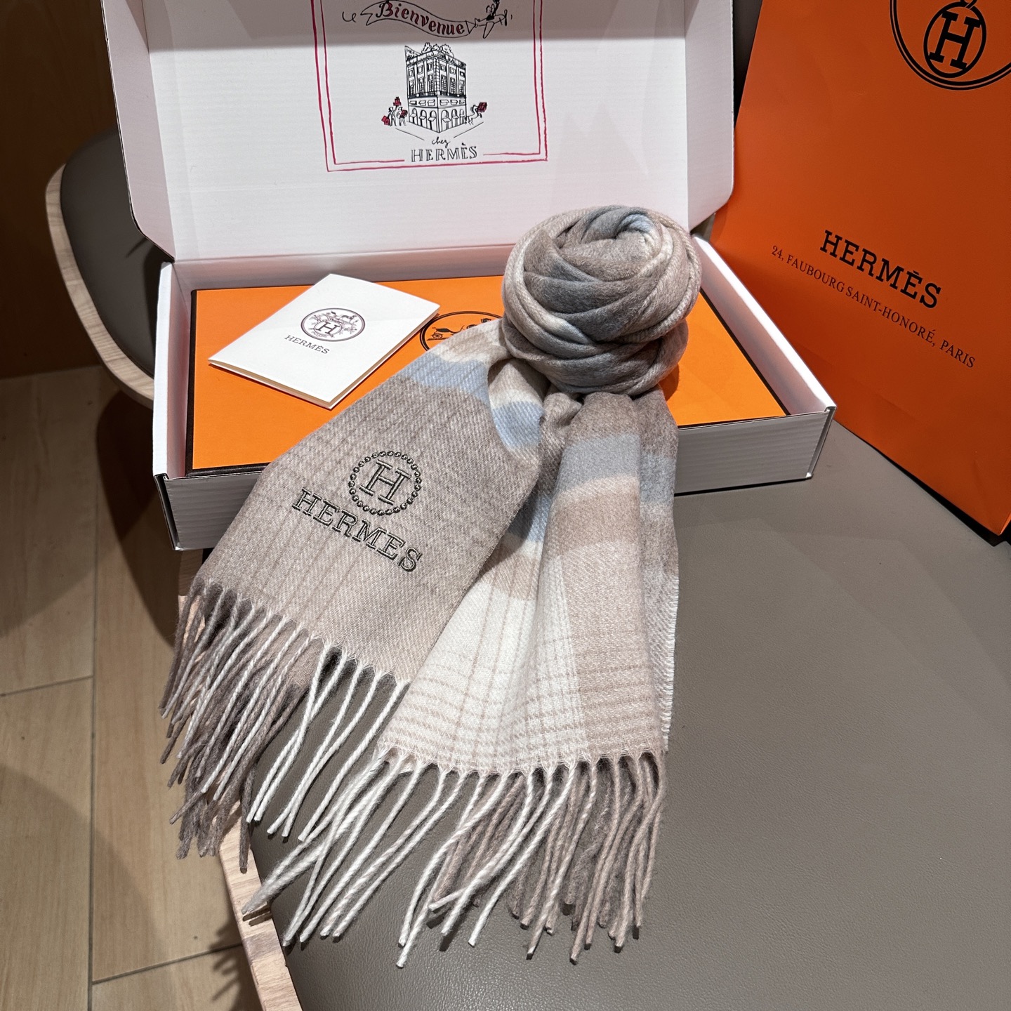 
上新！2025年Hermes · 爱马仕，大H难得一见的温柔配色，低调又不失优雅❗️】一条围巾两种风格