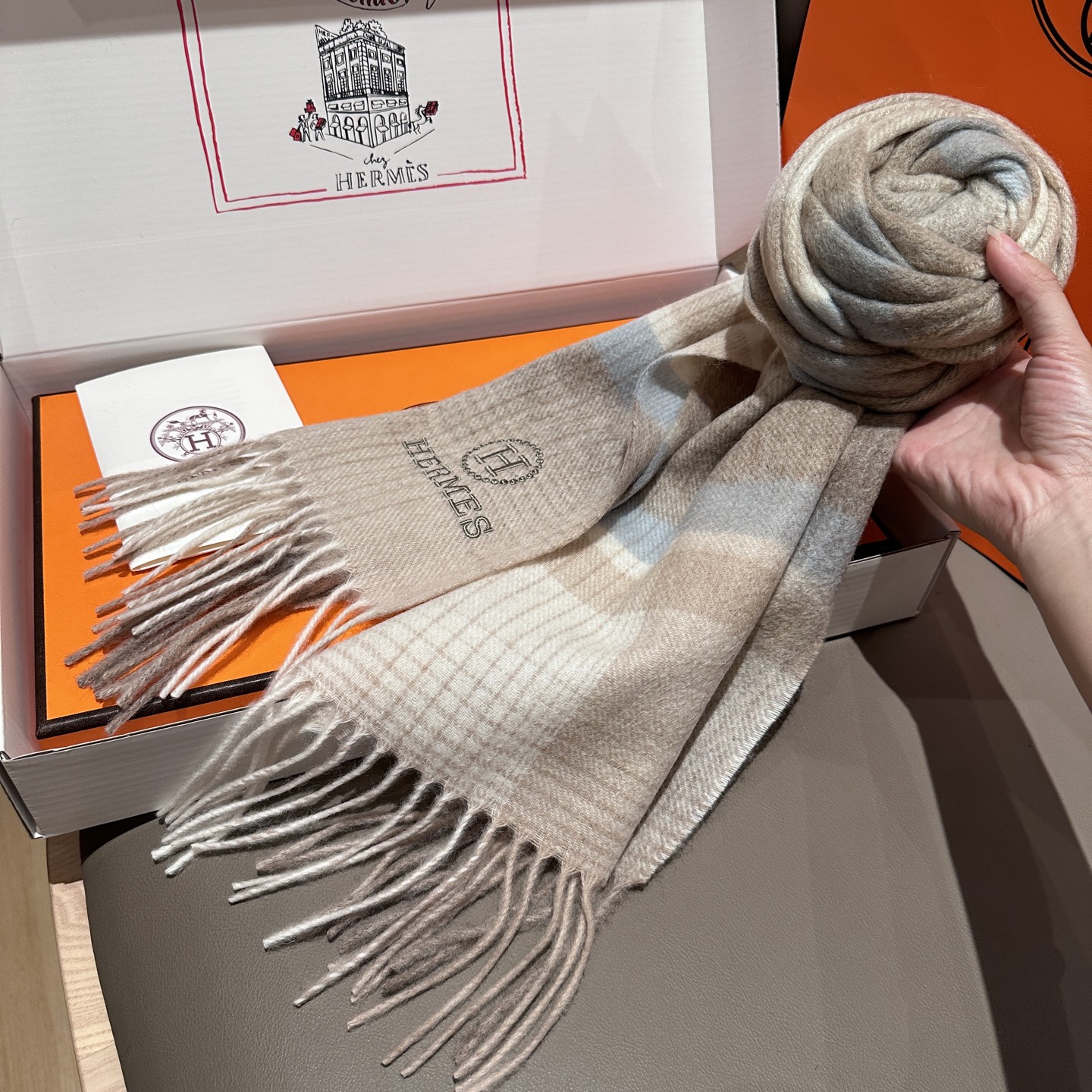
上新！2025年Hermes · 爱马仕，大H难得一见的温柔配色，低调又不失优雅❗️】一条围巾两种风格