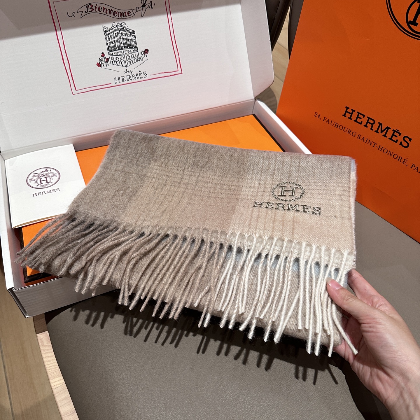 
上新！2025年Hermes · 爱马仕，大H难得一见的温柔配色，低调又不失优雅❗️】一条围巾两种风格