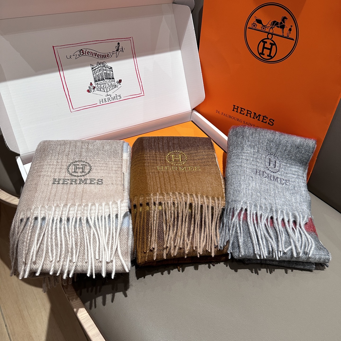 
上新！2025年Hermes · 爱马仕，大H难得一见的温柔配色，低调又不失优雅❗️】一条围巾两种风格