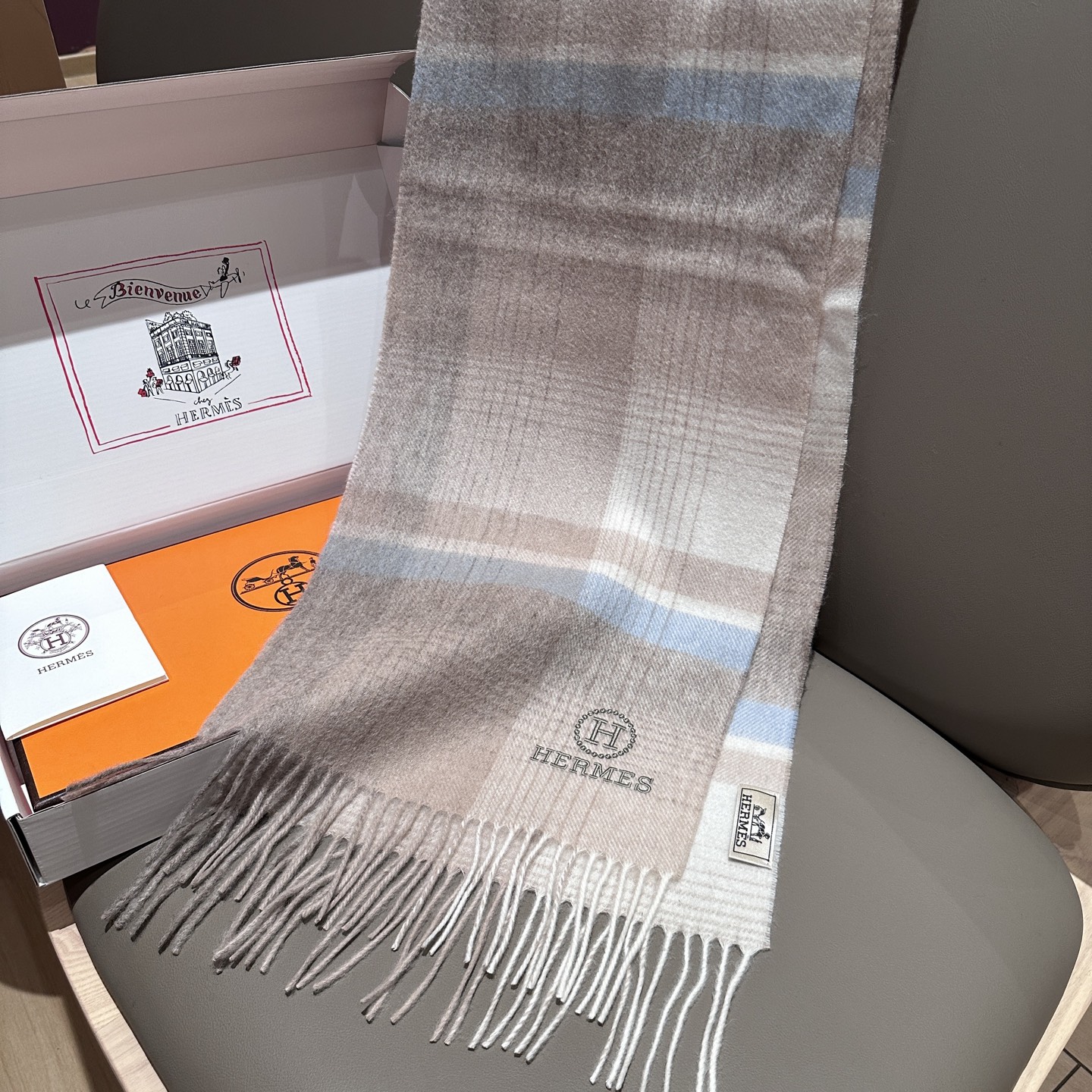 
上新！2025年Hermes · 爱马仕，大H难得一见的温柔配色，低调又不失优雅❗️】一条围巾两种风格