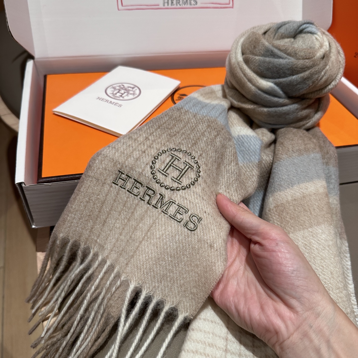 
上新！2025年Hermes · 爱马仕，大H难得一见的温柔配色，低调又不失优雅❗️】一条围巾两种风格