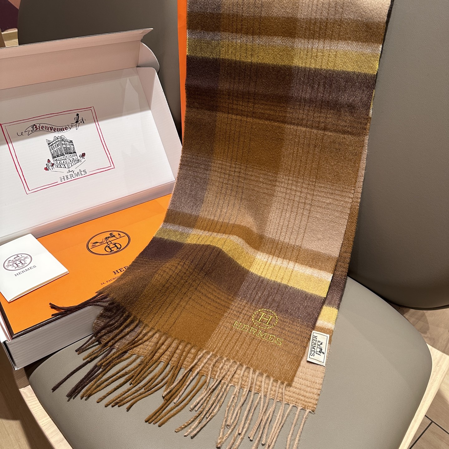 
上新！2025年Hermes · 爱马仕，大H难得一见的温柔配色，低调又不失优雅❗️】一条围巾两种风格