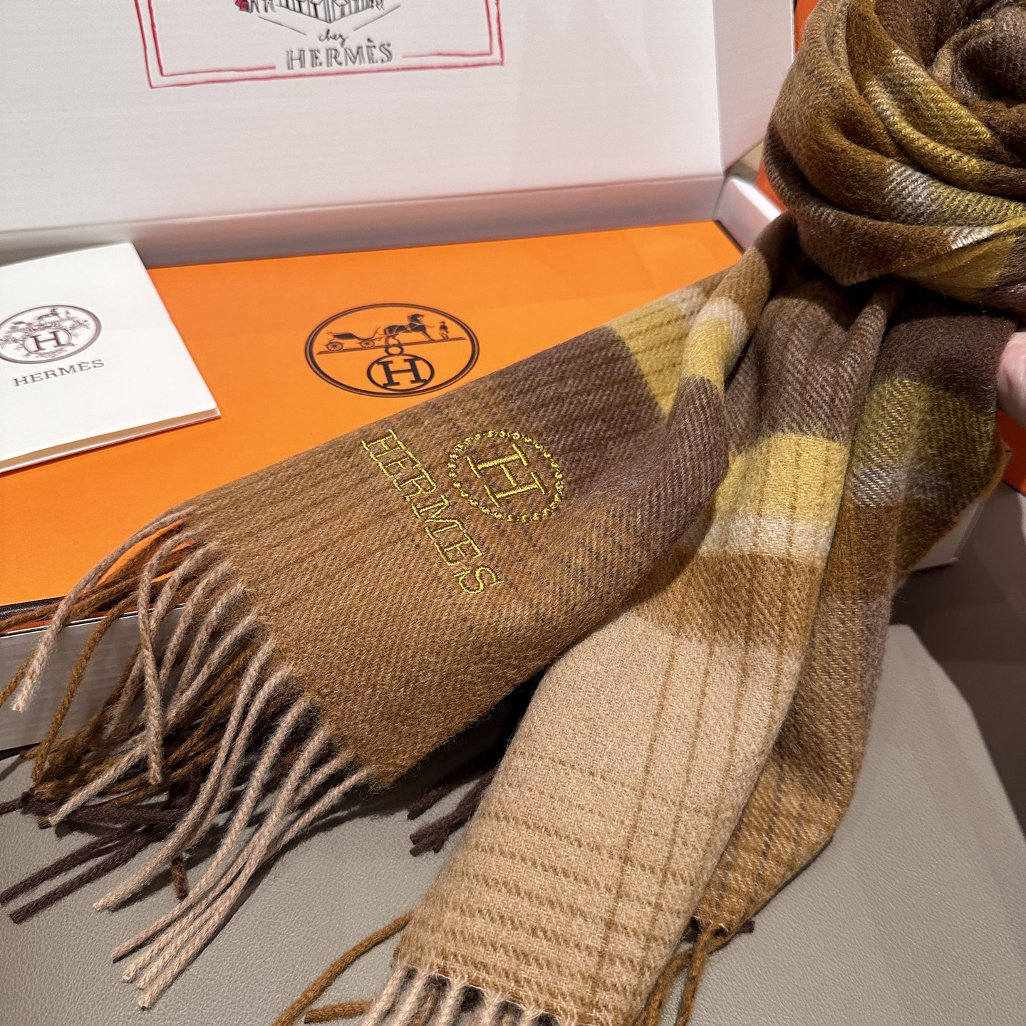 
上新！2025年Hermes · 爱马仕，大H难得一见的温柔配色，低调又不失优雅❗️】一条围巾两种风格