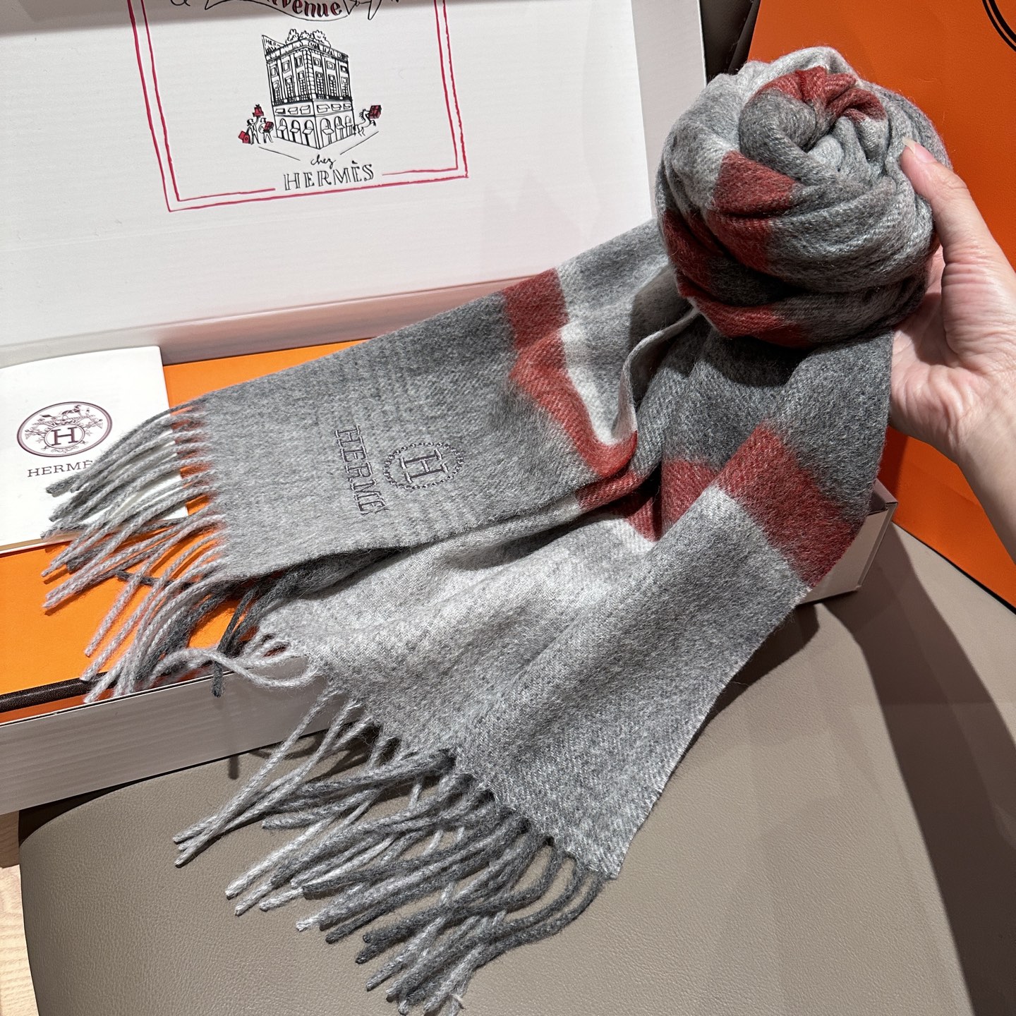 
上新！2025年Hermes · 爱马仕，大H难得一见的温柔配色，低调又不失优雅❗️】一条围巾两种风格