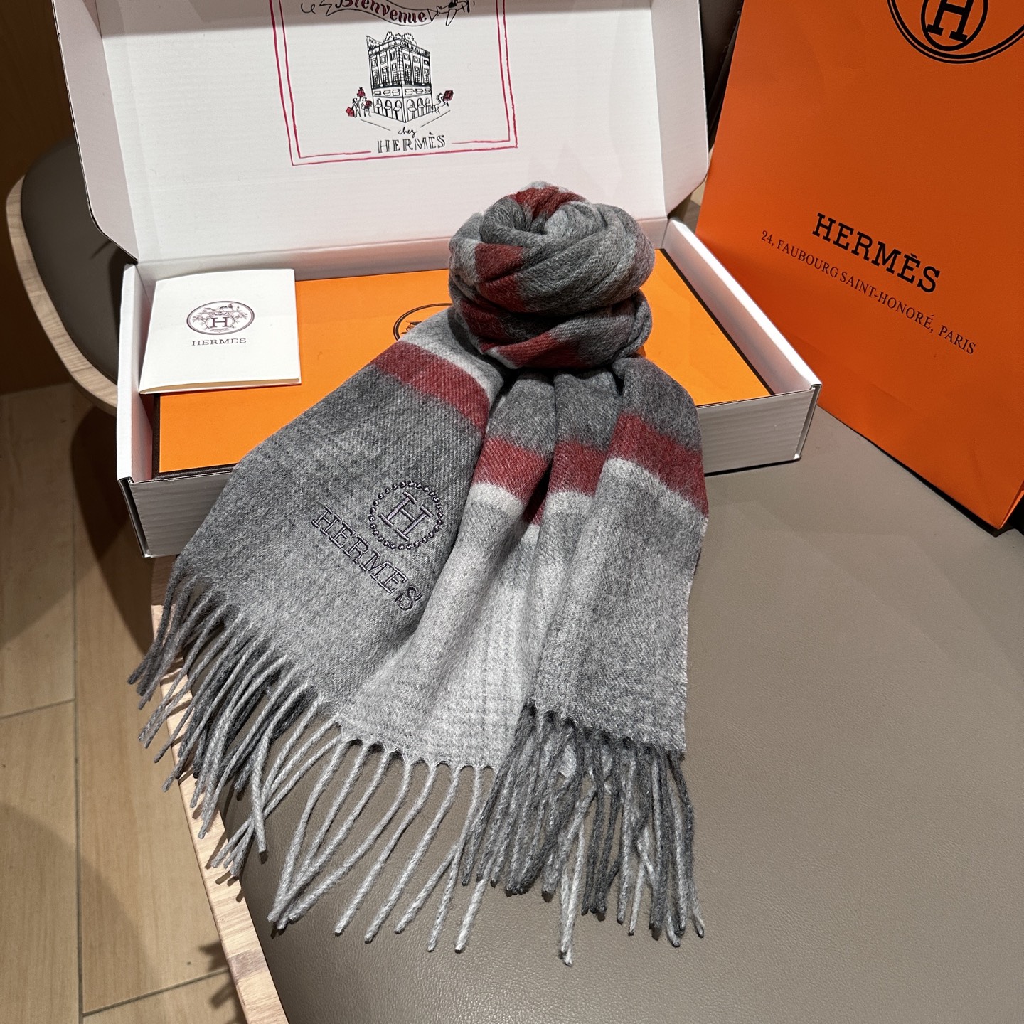 
上新！2025年Hermes · 爱马仕，大H难得一见的温柔配色，低调又不失优雅❗️】一条围巾两种风格
