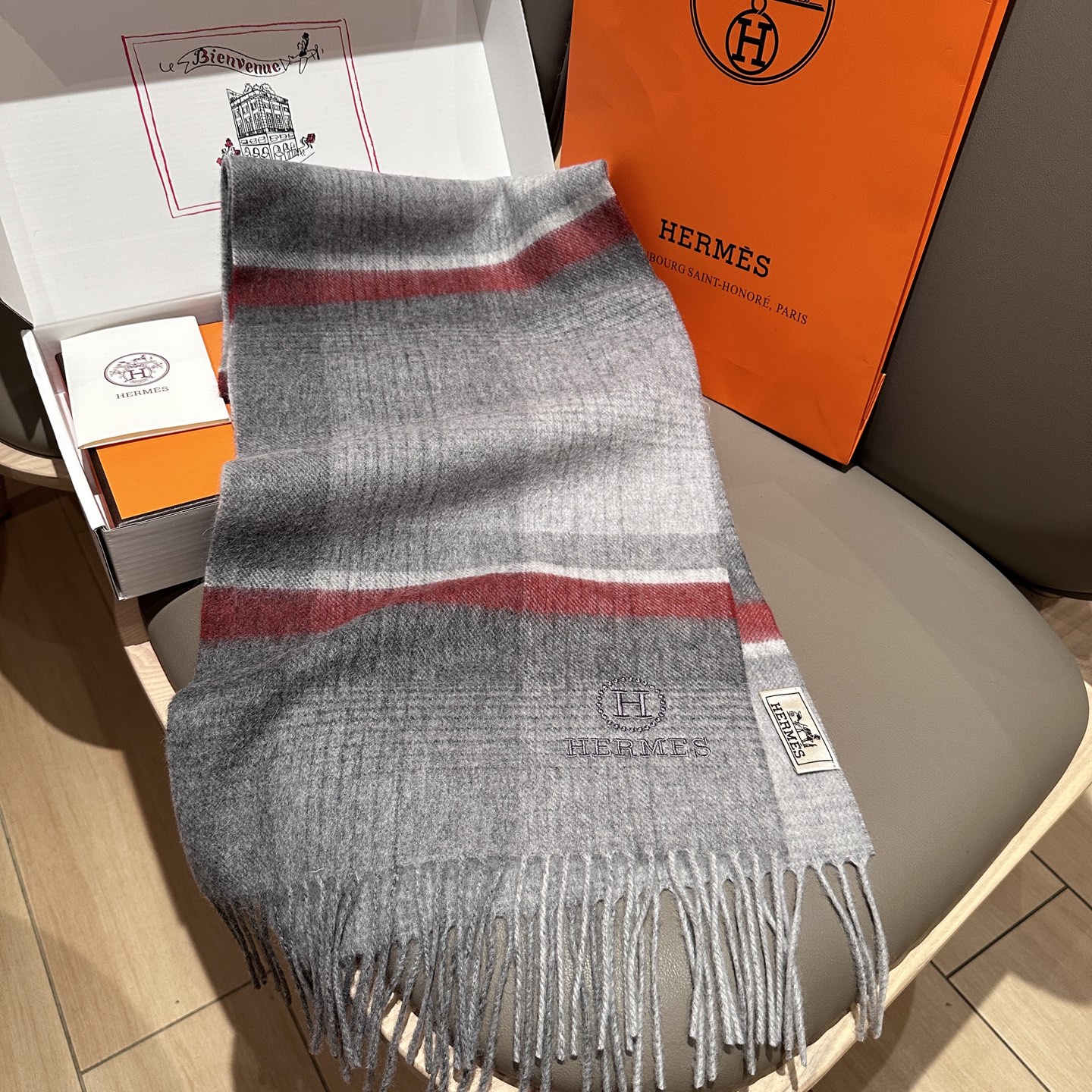 
上新！2025年Hermes · 爱马仕，大H难得一见的温柔配色，低调又不失优雅❗️】一条围巾两种风格