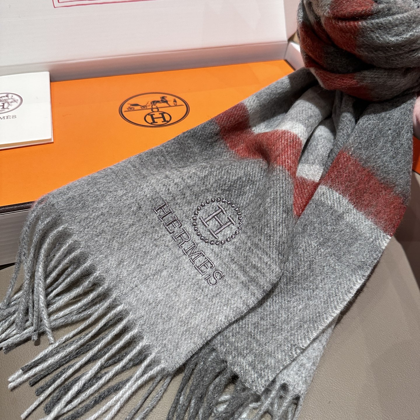 
上新！2025年Hermes · 爱马仕，大H难得一见的温柔配色，低调又不失优雅❗️】一条围巾两种风格