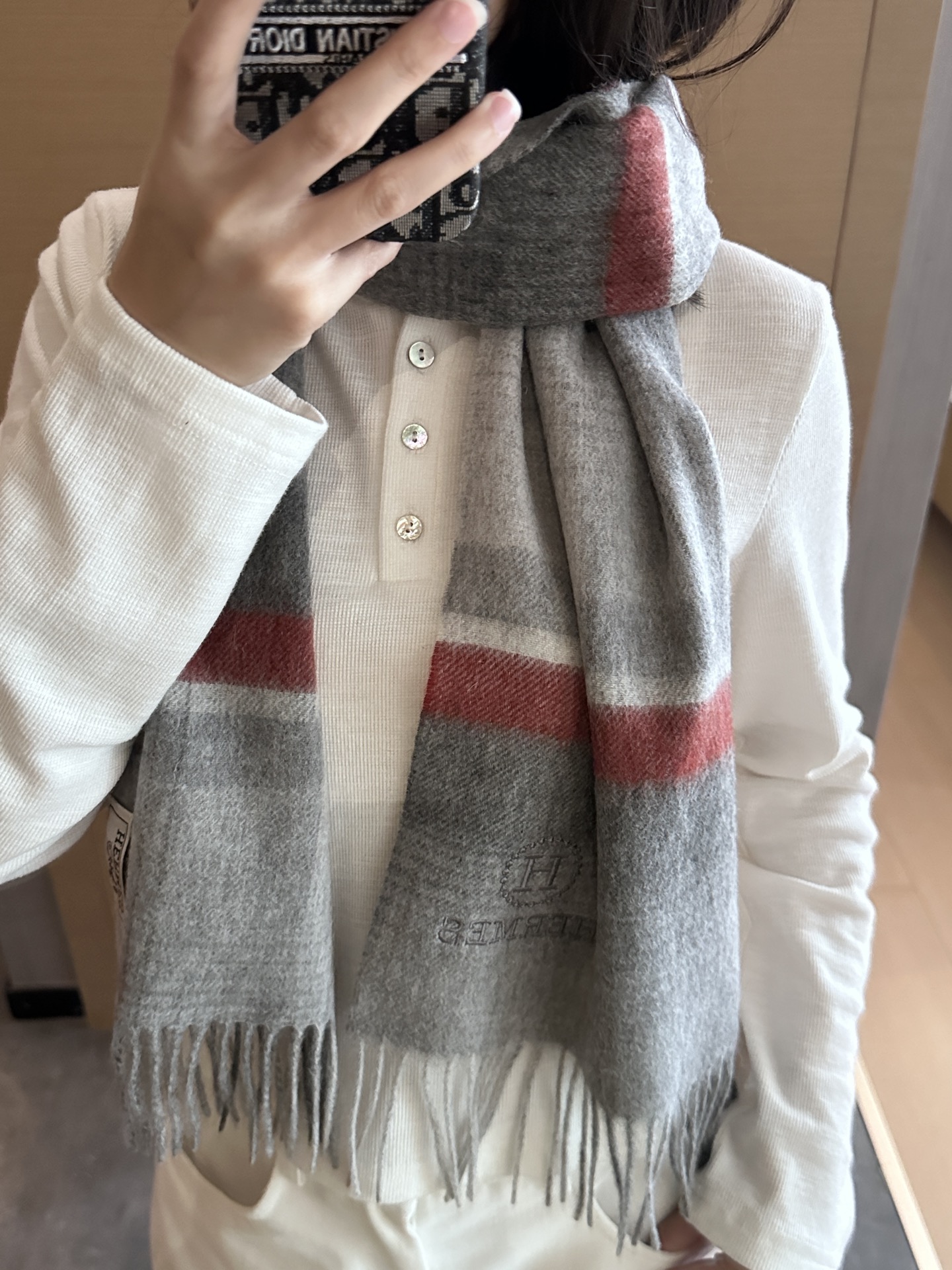 
上新！2025年Hermes · 爱马仕，大H难得一见的温柔配色，低调又不失优雅❗️】一条围巾两种风格