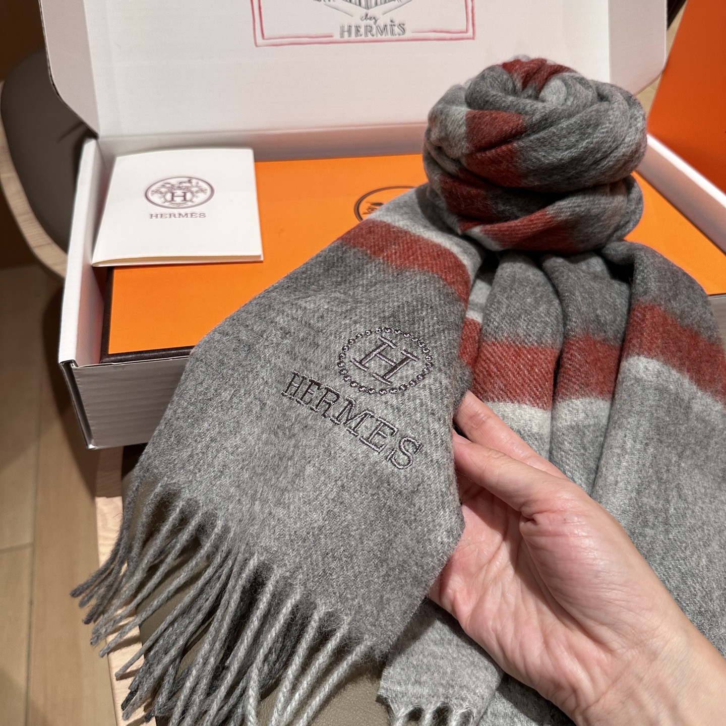 
上新！2025年Hermes · 爱马仕，大H难得一见的温柔配色，低调又不失优雅❗️】一条围巾两种风格