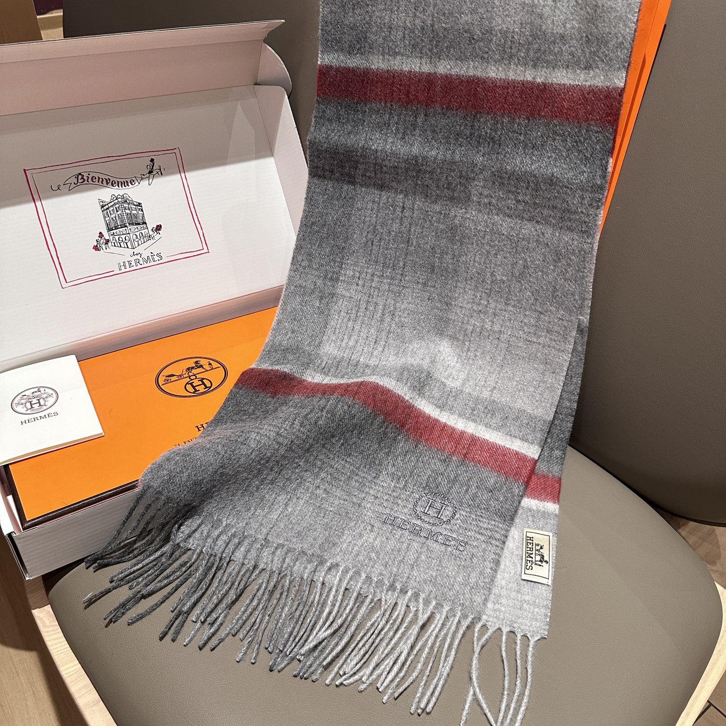 
上新！2025年Hermes · 爱马仕，大H难得一见的温柔配色，低调又不失优雅❗️】一条围巾两种风格