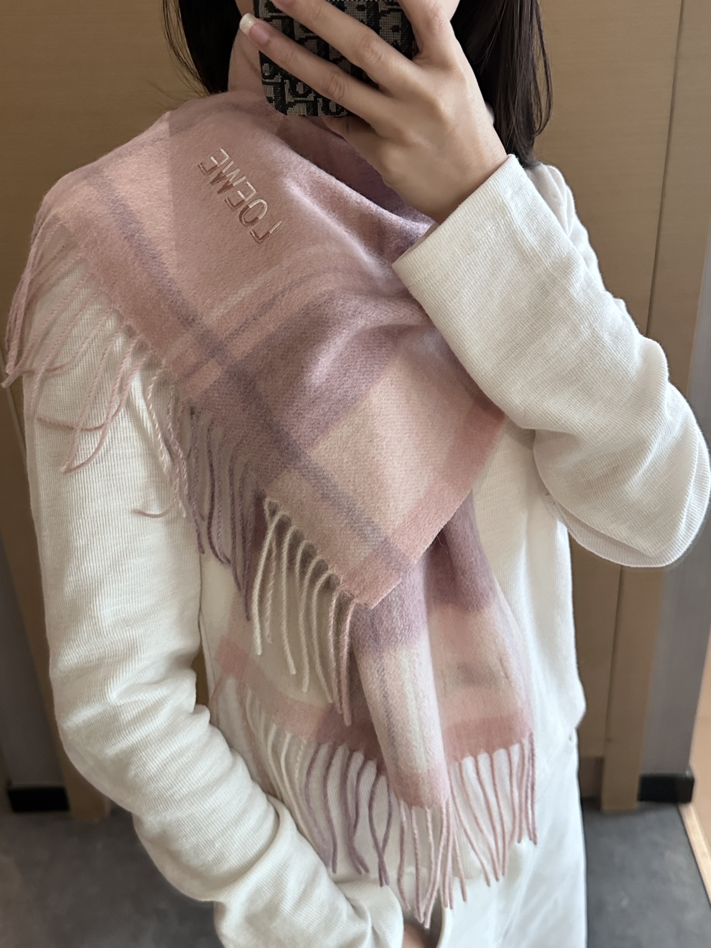 
 【▪Loewe · 罗意威难得一见的温柔配色，低调又不失优雅❗】重点推荐❗双面配色，一条围巾两种风格