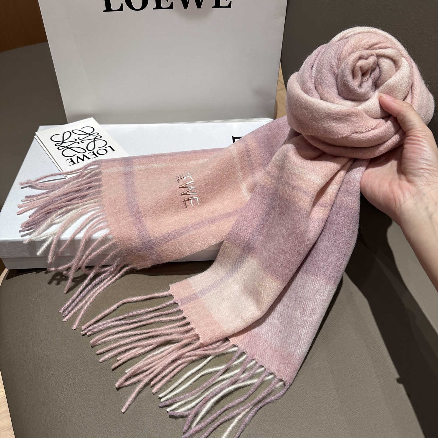 
 【▪Loewe · 罗意威难得一见的温柔配色，低调又不失优雅❗】重点推荐❗双面配色，一条围巾两种风格