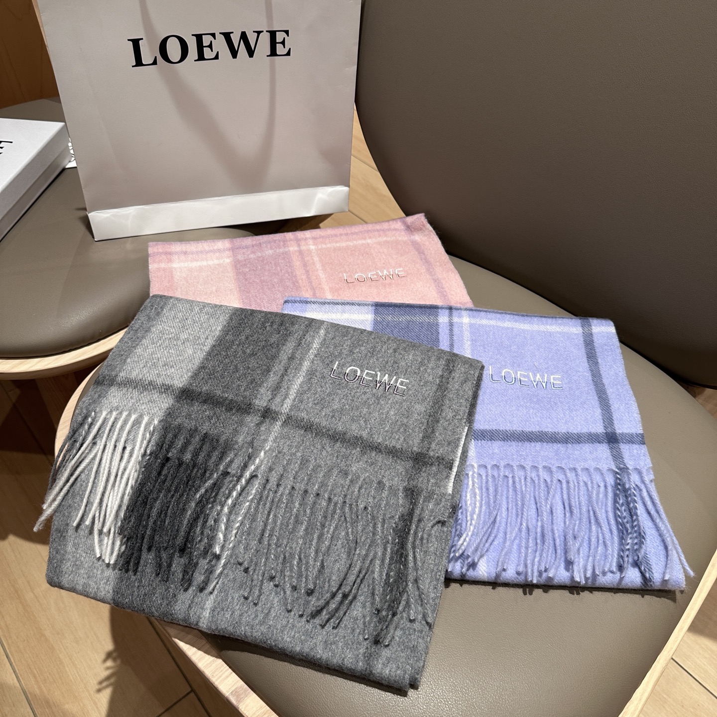 
 【▪Loewe · 罗意威难得一见的温柔配色，低调又不失优雅❗】重点推荐❗双面配色，一条围巾两种风格