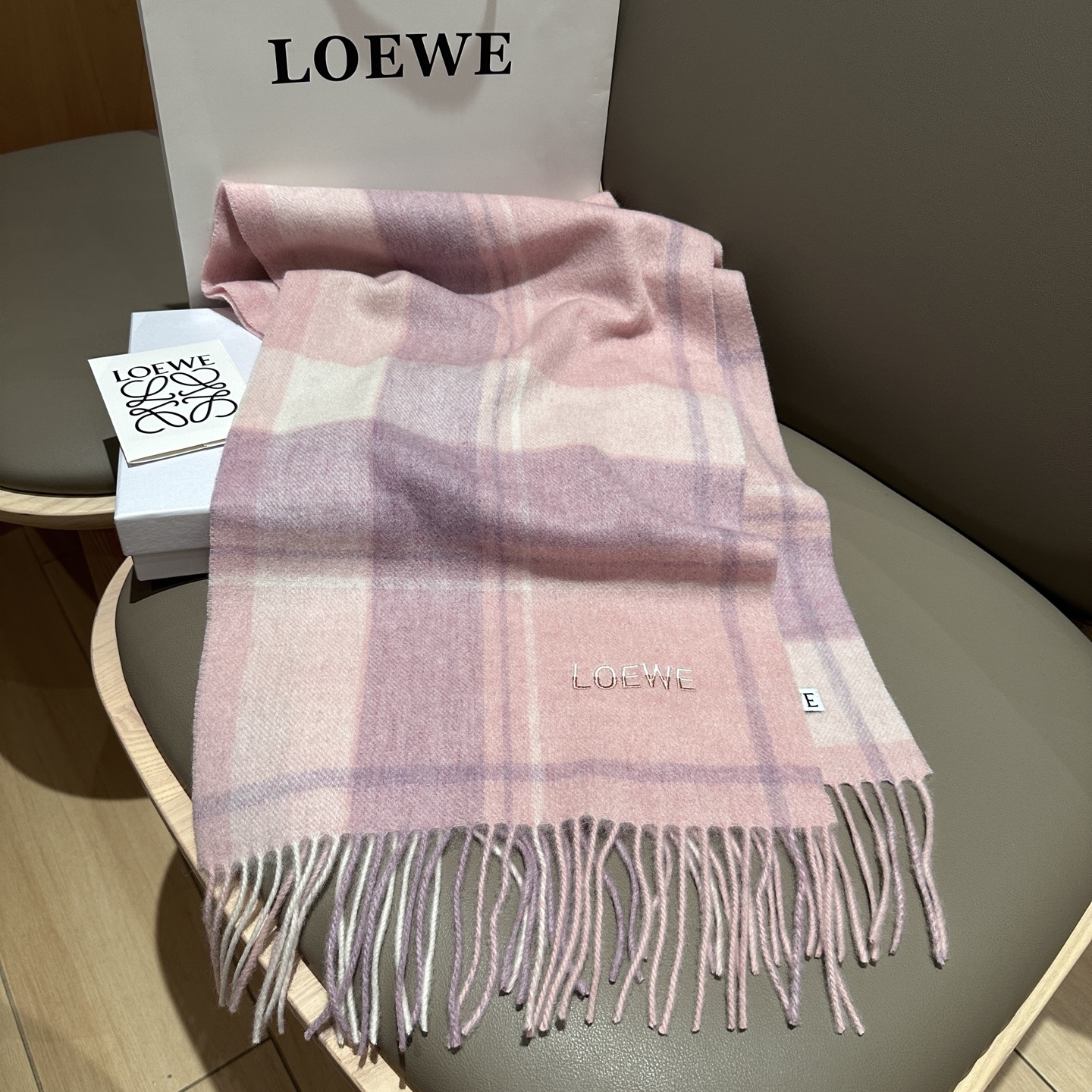 
 【▪Loewe · 罗意威难得一见的温柔配色，低调又不失优雅❗】重点推荐❗双面配色，一条围巾两种风格